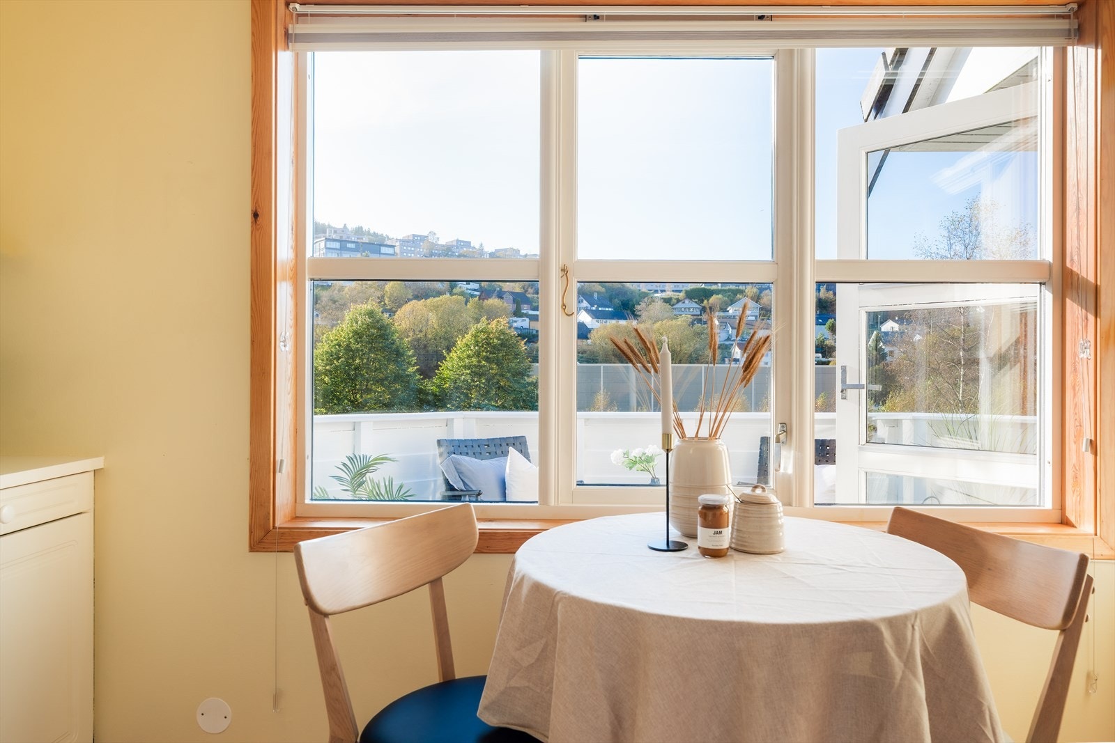Kjøkkenet har også en hyggelig spiseplass med rom for frokostbord. Galleribilde