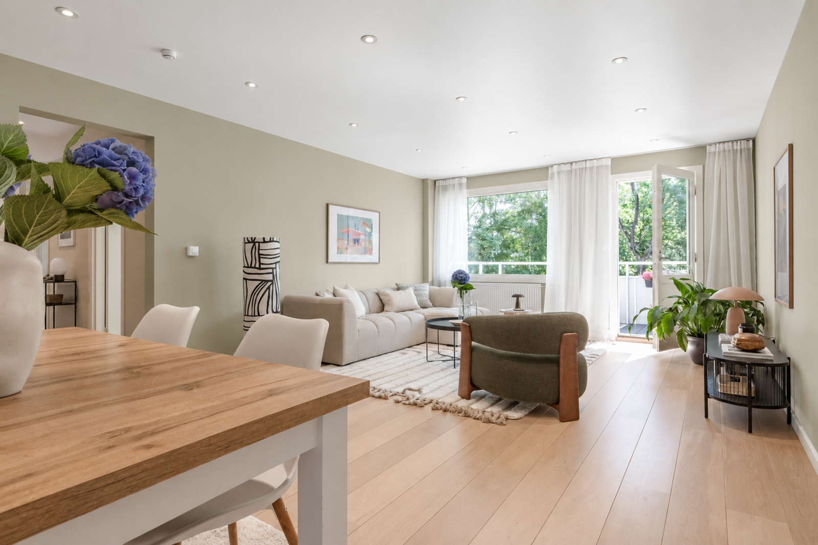 Stuen har en-stavs eikeparkett på gulv, malte vegger og belysning med downlights. Galleribilde