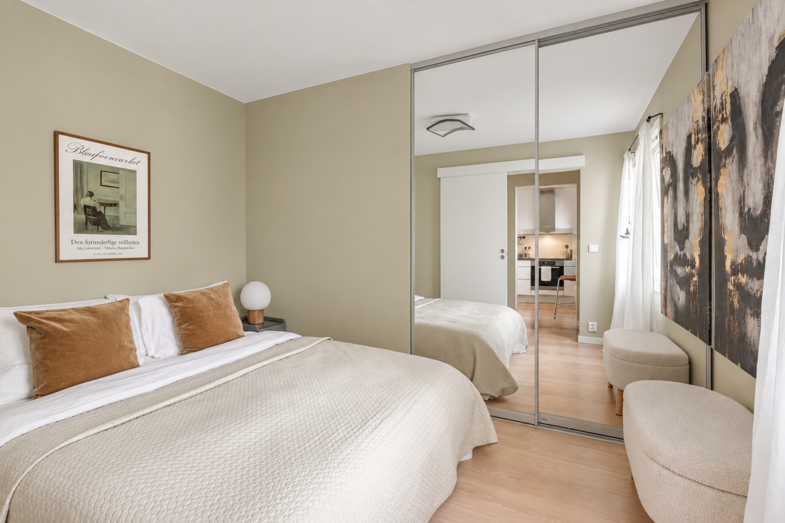 Det er satt inn en skyvedørsgarderobe med glassfronter, som mefølger salget. Galleribilde