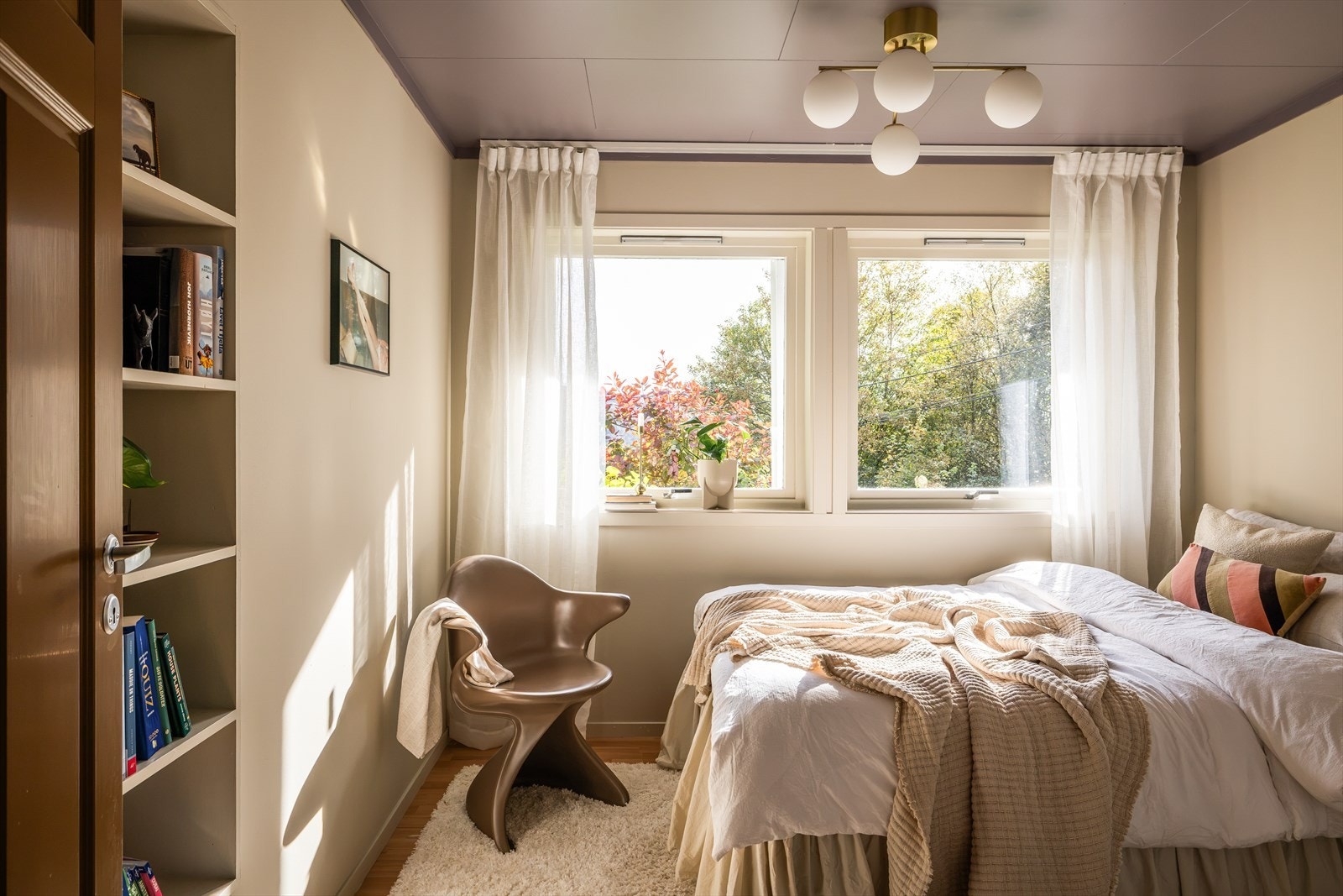 Soverom nr. 2 er på ca. 9 m² og har en behagelig fargepalett som skaper en rolig og lun atmosfære. Galleribilde