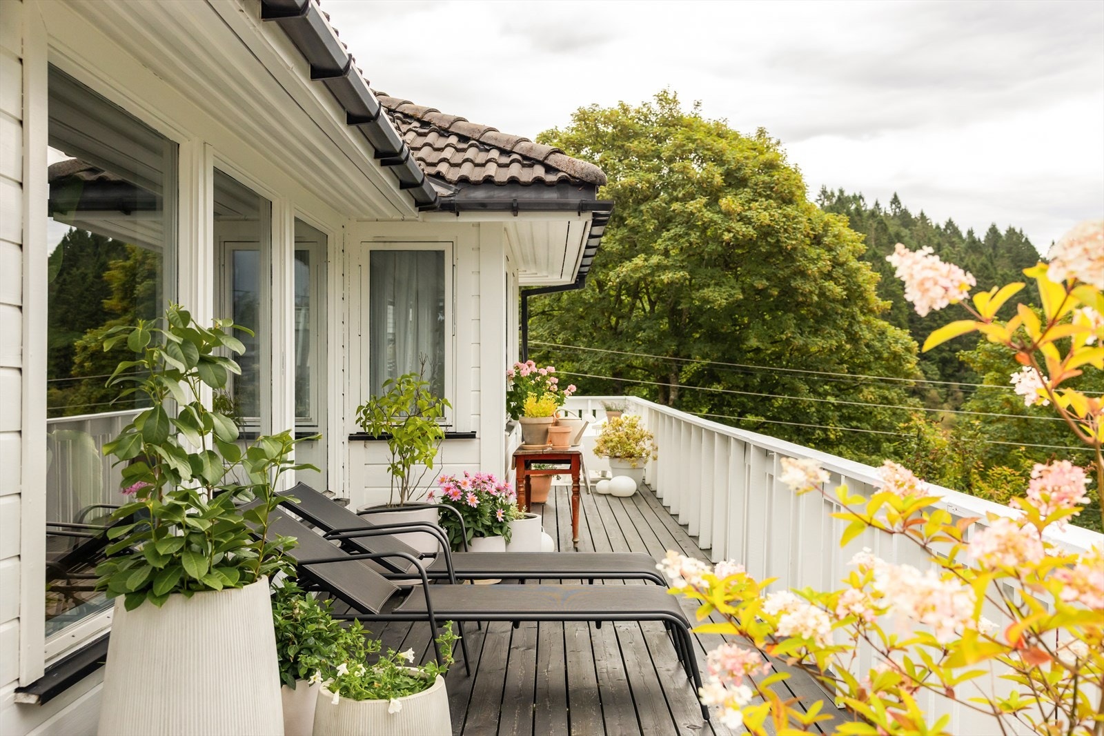 Terrassen har flere naturlige soner som gjør det enkelt å finne en lun og hyggelig plass gjennom dagen. Galleribilde