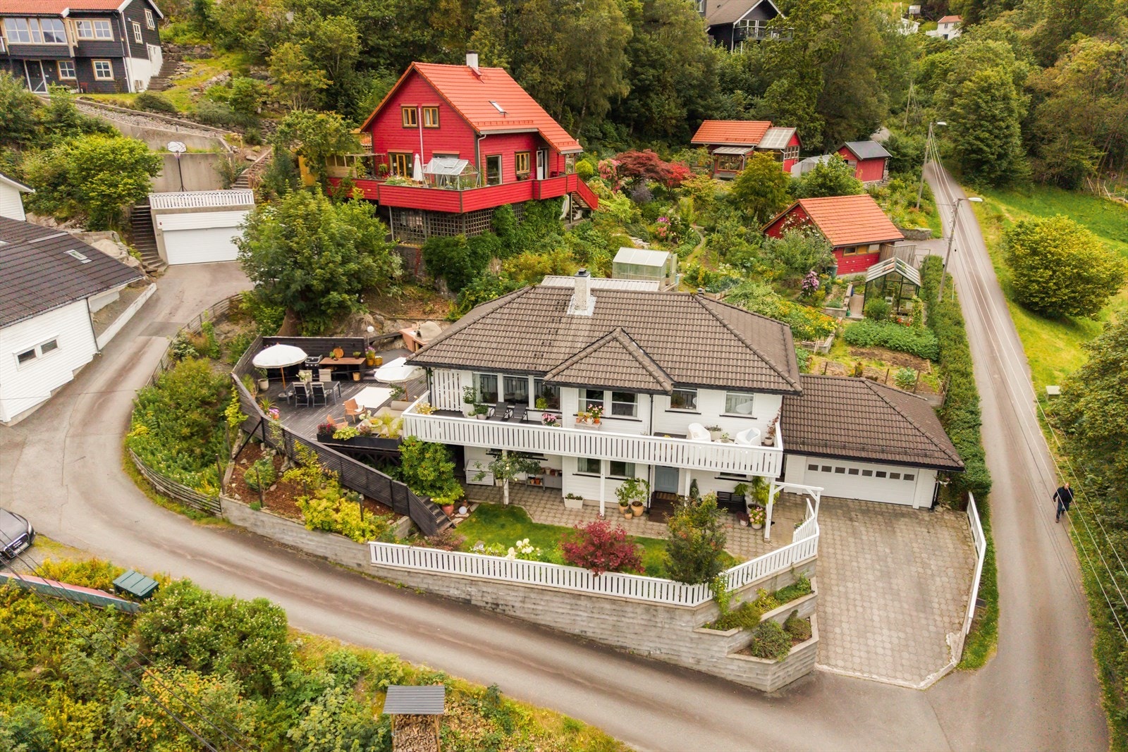 Eneboligen har en frittstående garasje på 32m² med elbil lader og i tillegg har mye lagringsmuligheter. I tillegg er det lagt opp varmekabler i oppkjørselen. Galleribilde