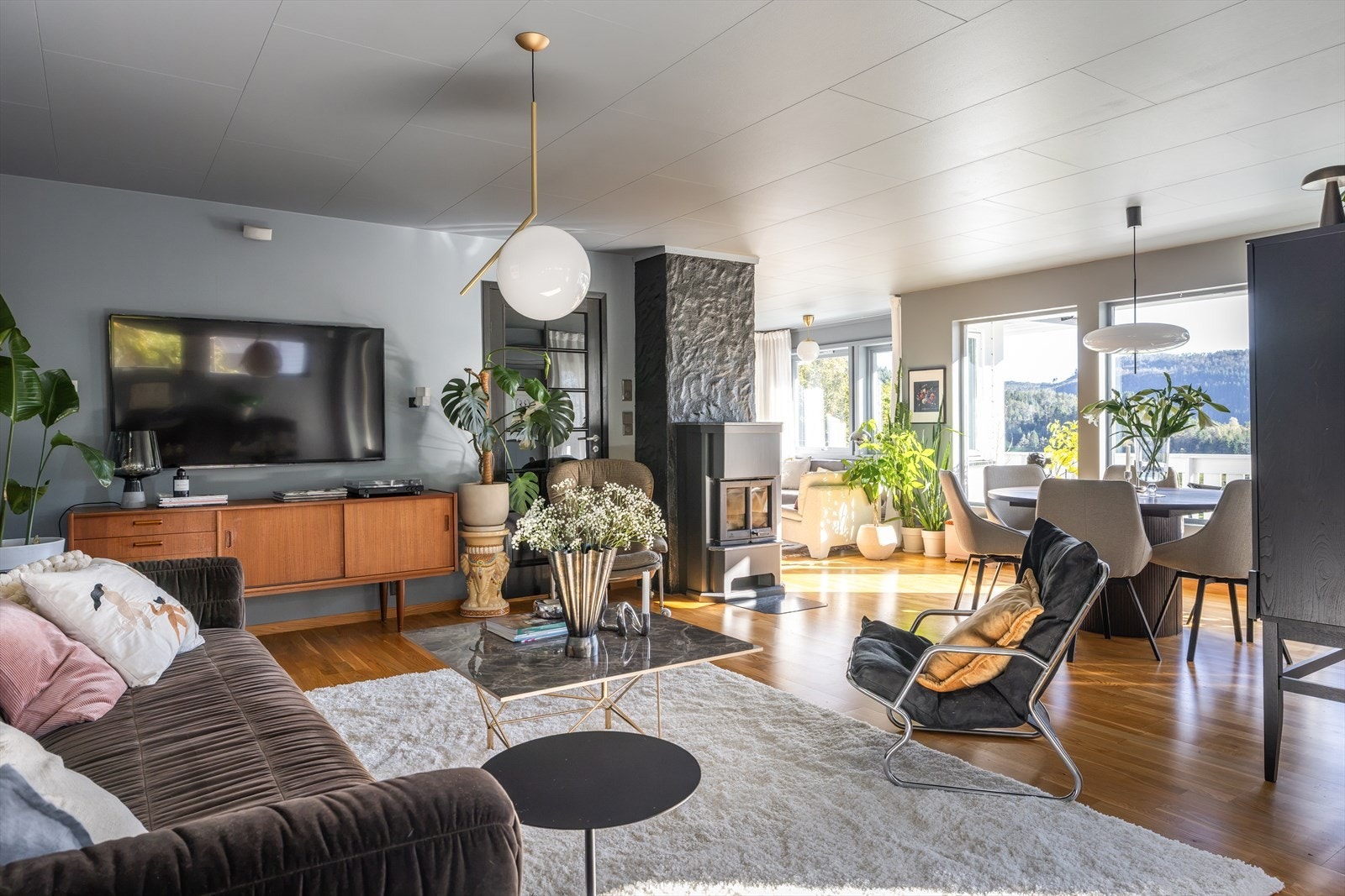 Stuen fremstår som et romslig og behagelig oppholdsrom med god plass til hele familien. Galleribilde