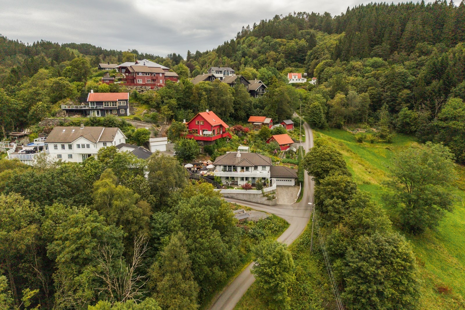 Eiendommen har en landlig og barnevennlig beliggenhet på Titlestad i Fana, i et rolig og etablert boligområde med kort vei til barnehage og skole. Fra boligen er det ca 150 meters gange til nærmeste busstopp. Galleribilde