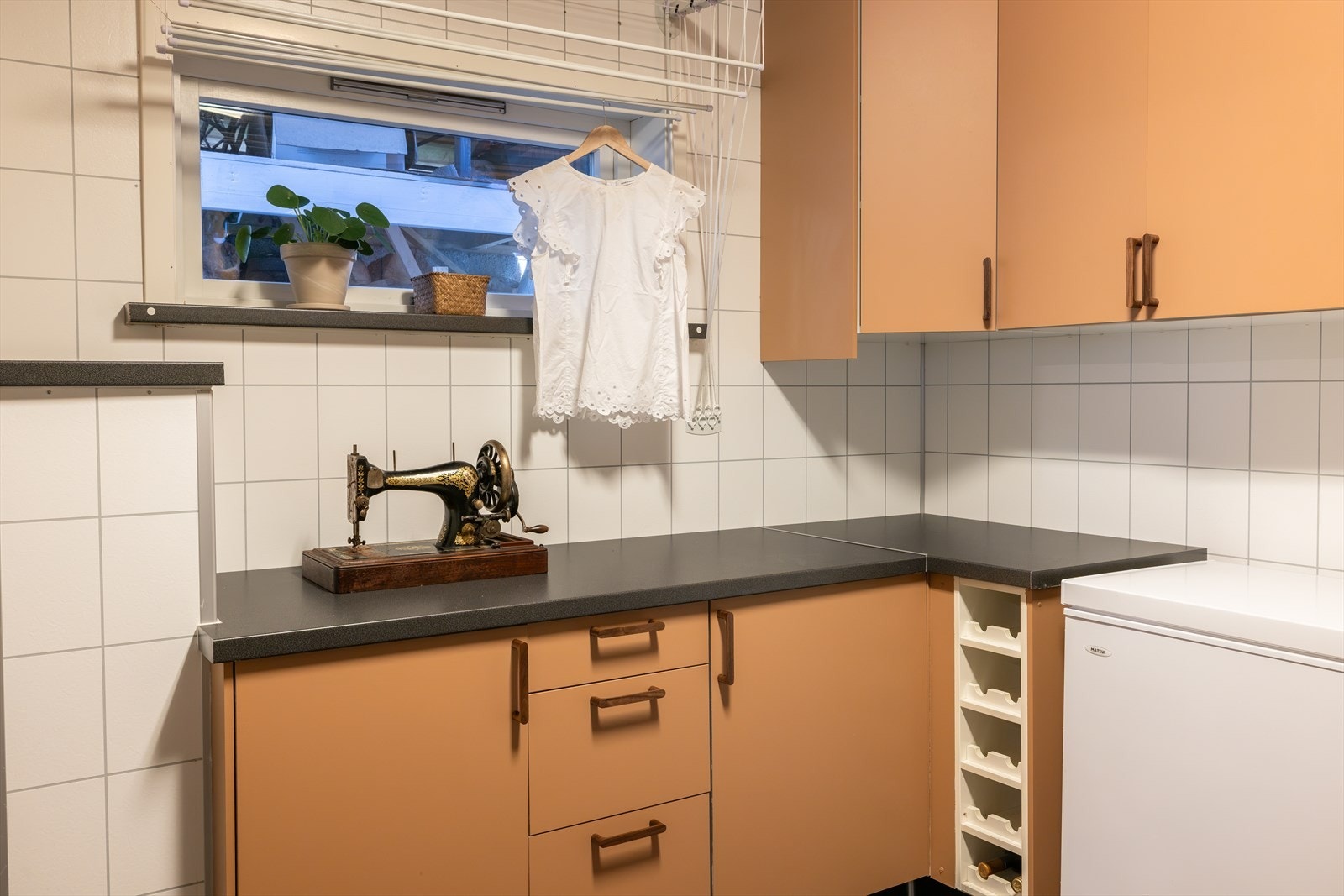 Praktisk og romslig vaskerom på ca. 9,7 m², innredet med skap- og benkeplass. Galleribilde