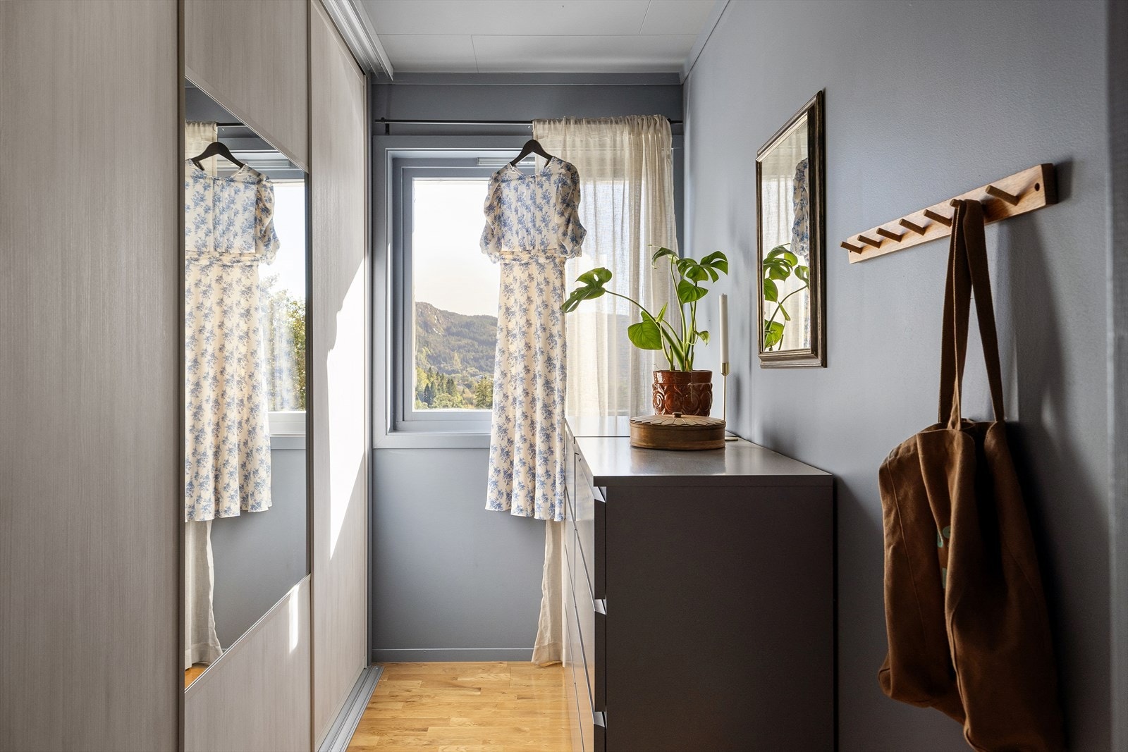 Walk-in-garderoben er på ca. 5,6 m² og gir svært god plass til å holde orden på klær, sko og tilbehør. Galleribilde