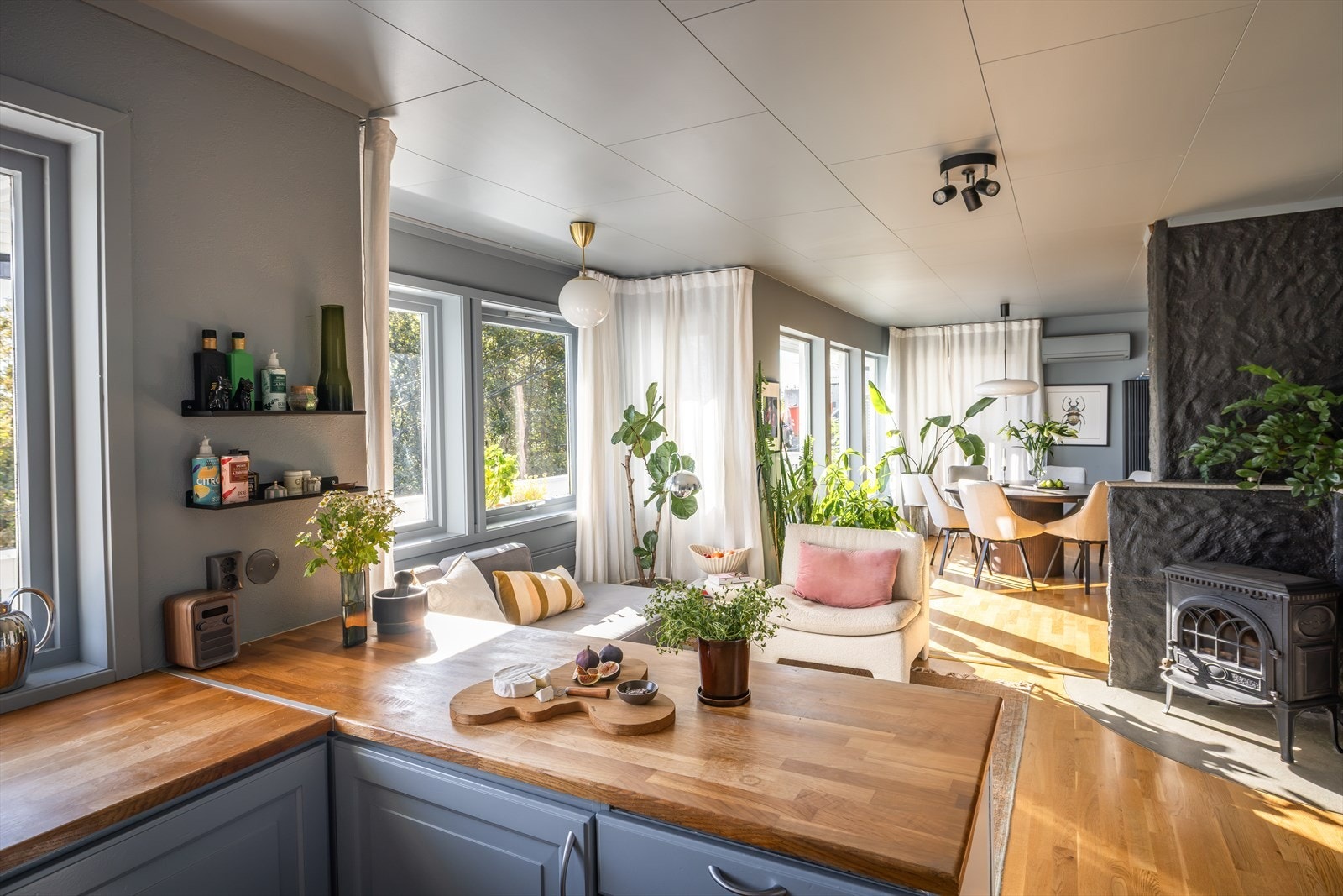 Stue og kjøkken har et samlet areal på 55,8 m², og byr på en romslig og sosial oppholdsone med god plass til både kjøkken, spiseplass og sofagruppe. Galleribilde