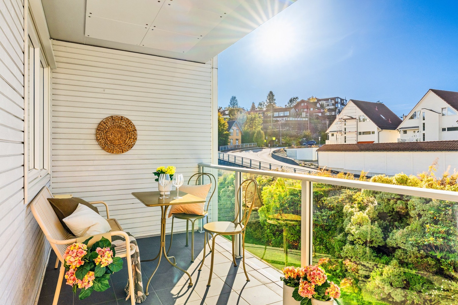 Balkongen er en fin forlengelse av stuen på sommerhalvåret. Galleribilde