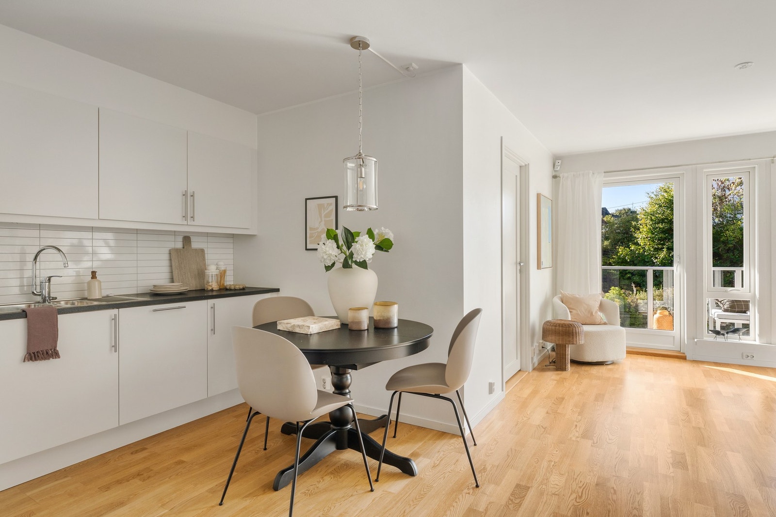 Kjøkkenet er levert av HTH og har en stilren innredning med slette fronter og laminat benkeplate med nedfelt stålvask. Galleribilde