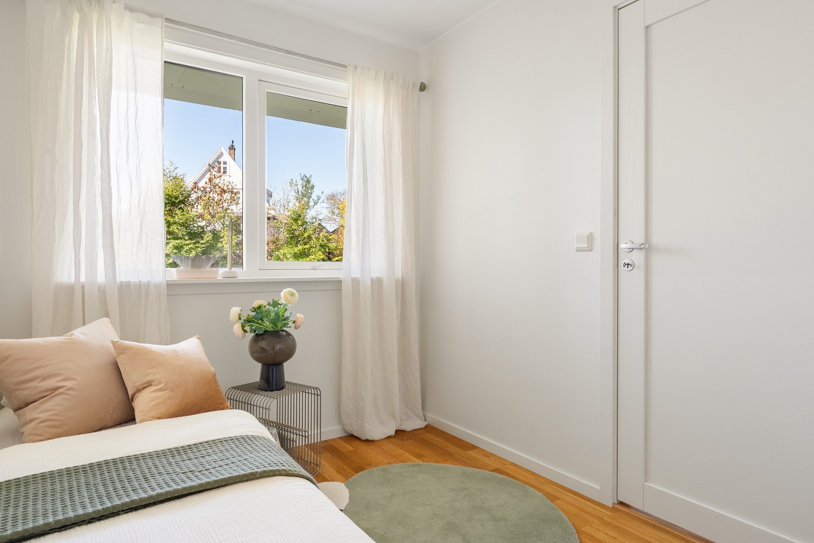 Rommet gir plass til seng, nattbord og garderobe. Galleribilde