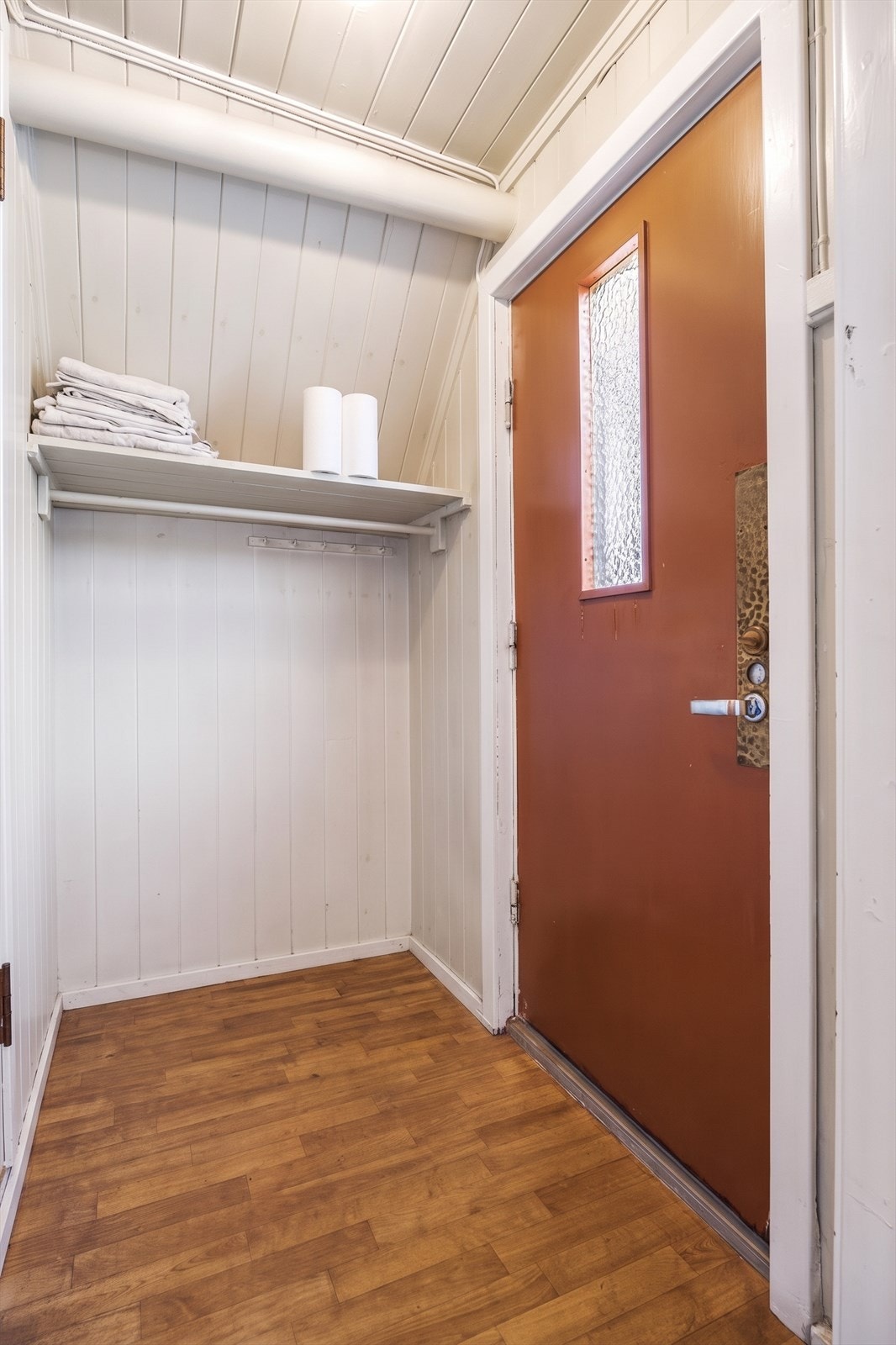 Entré med plass til å henge fra seg yttertøyet. Galleribilde