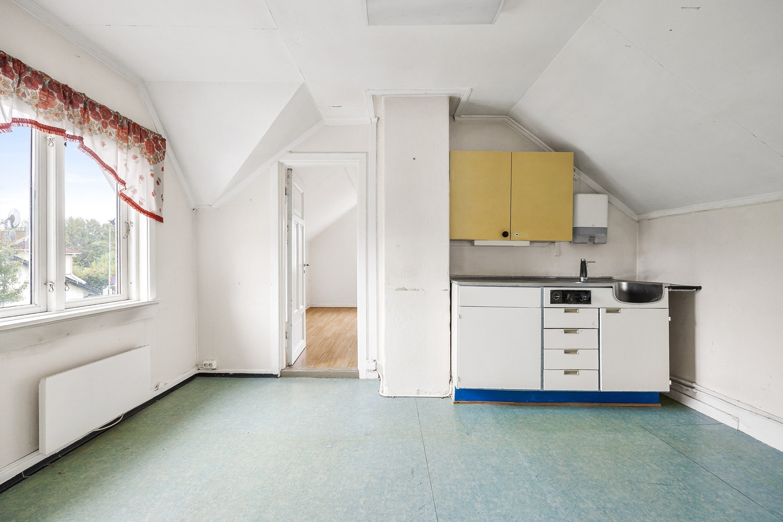 Kjøkkeninnredning fra ukjent årstall med glatte fronter. Benkeplaten er av rustfritt stål og har nedfelt oppvaskkum. Galleribilde
