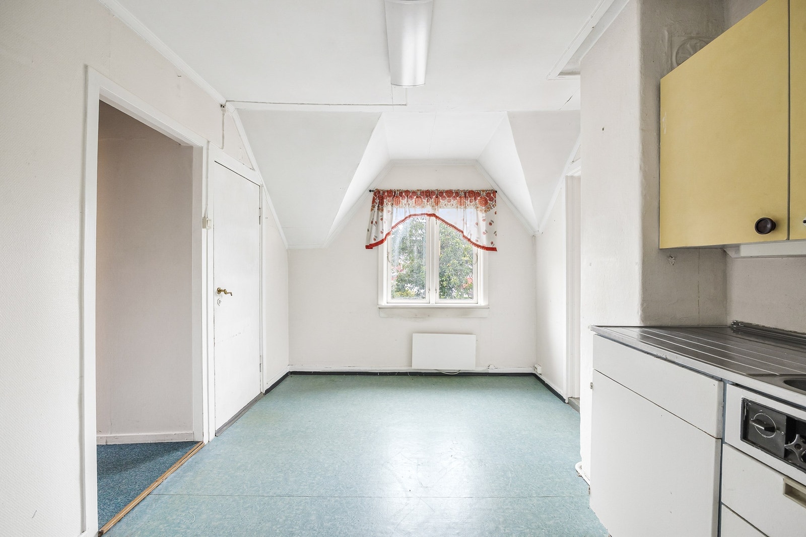 På kjøkkenet er det plass til spisebord. Galleribilde