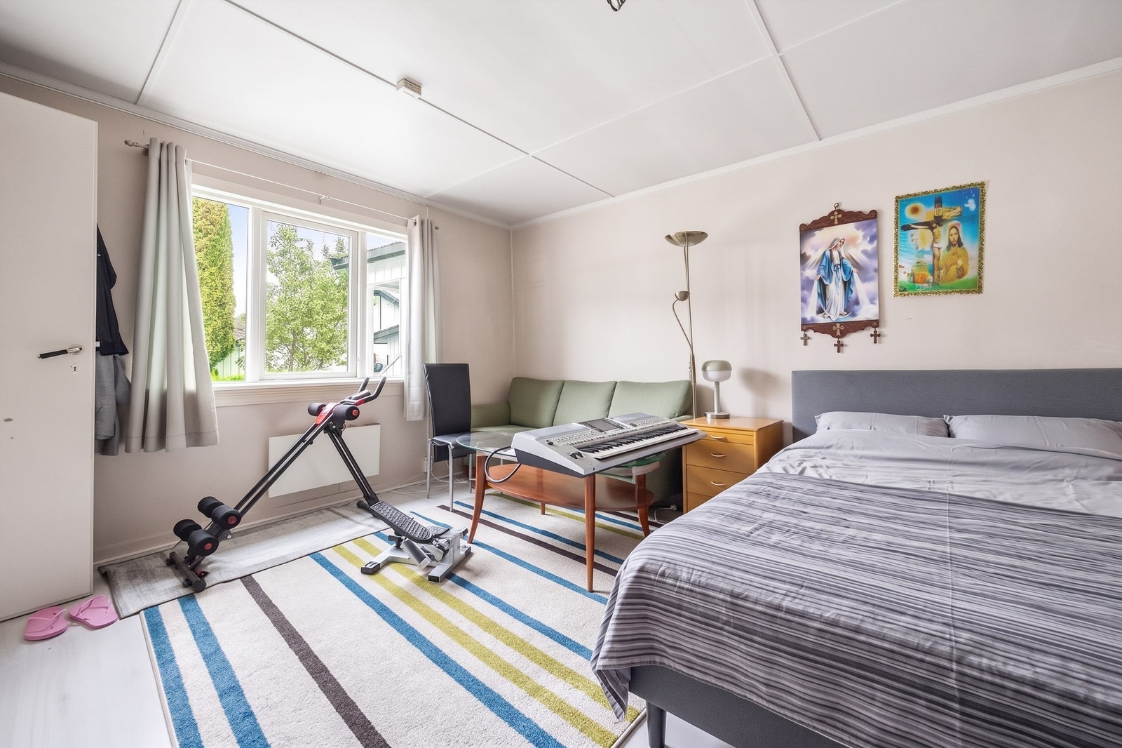 Stuen er et naturlig oppholdsrom med plass til sofagruppe og øvrig nødvendig møblering. Galleribilde