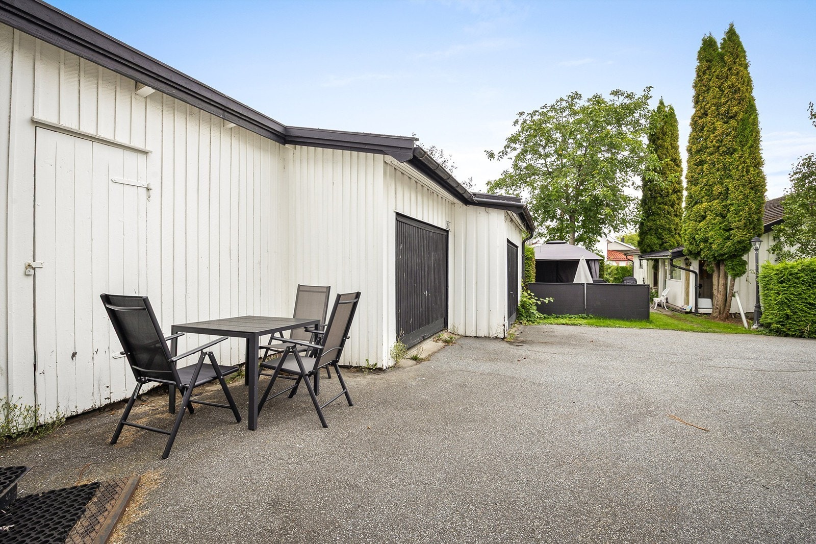 Boligen har to medfølgende parkeringsplasser i garasjen (ikke godkjent). Begge parkeringsplassene er seksjonert til denne seksjonen iht. seksjoneringsbegjæringen. Galleribilde