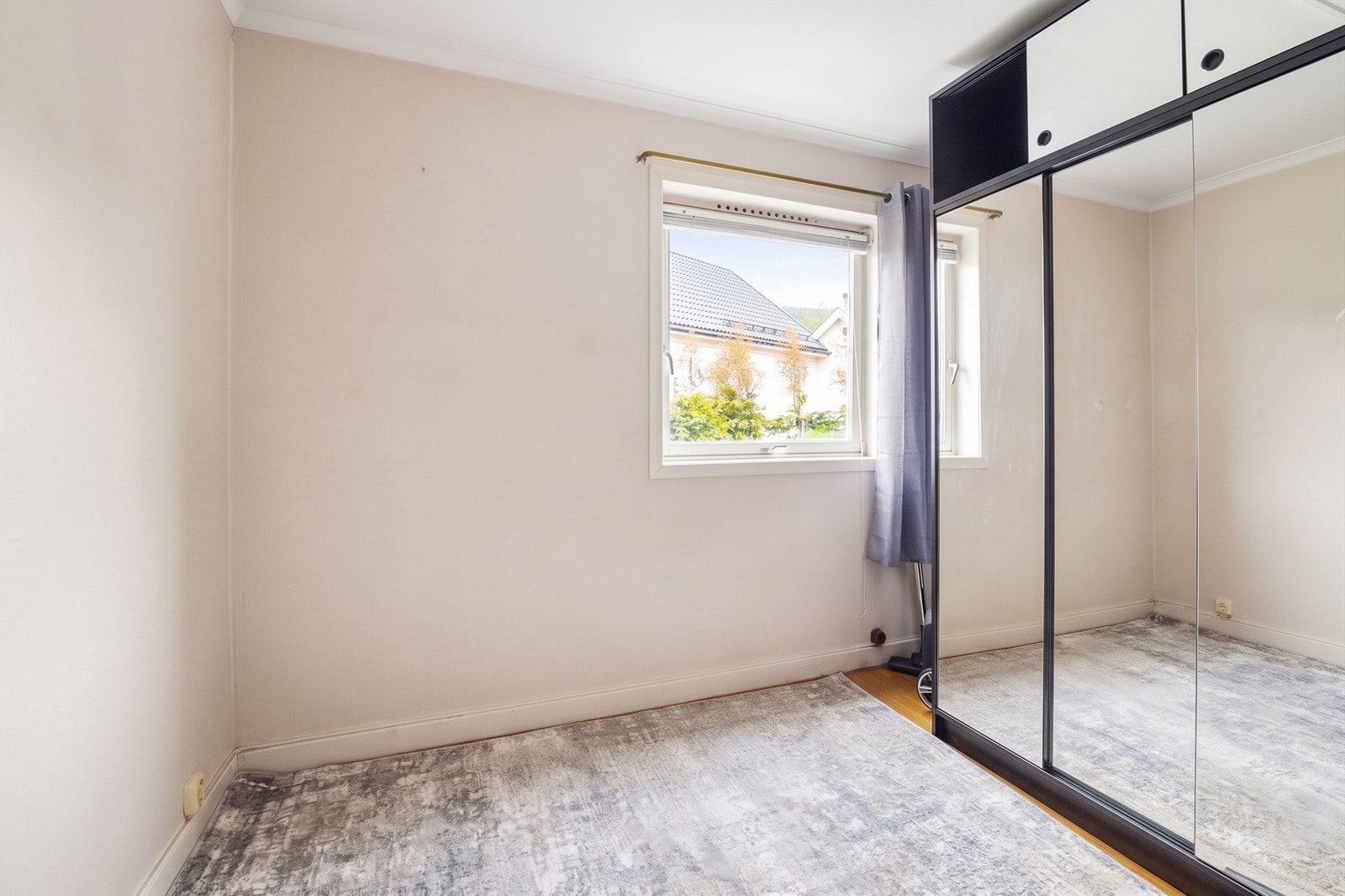 Leiligheten har 1 soverom med garderobeskap. Galleribilde