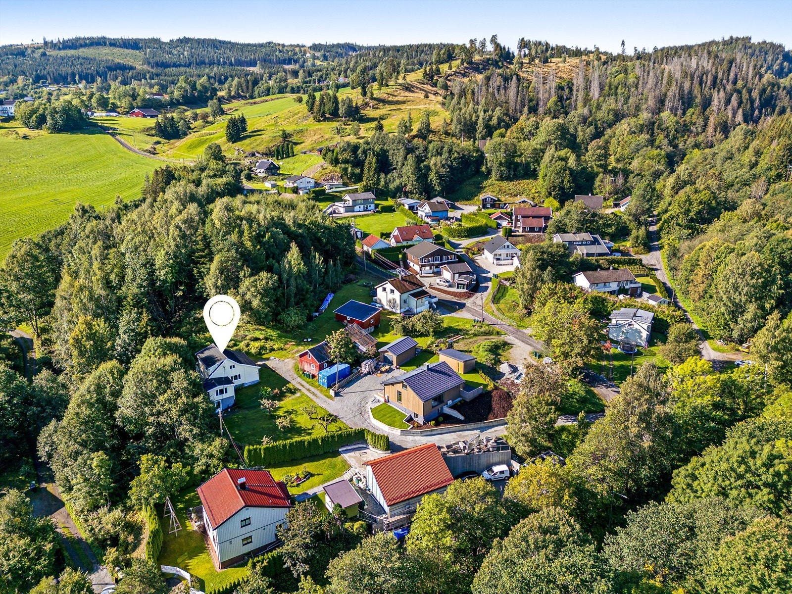 Det er ingen gjennomgangstrafikk da eiendommen er beliggende i en privat blindvei (kun tre eiendommer) Galleribilde