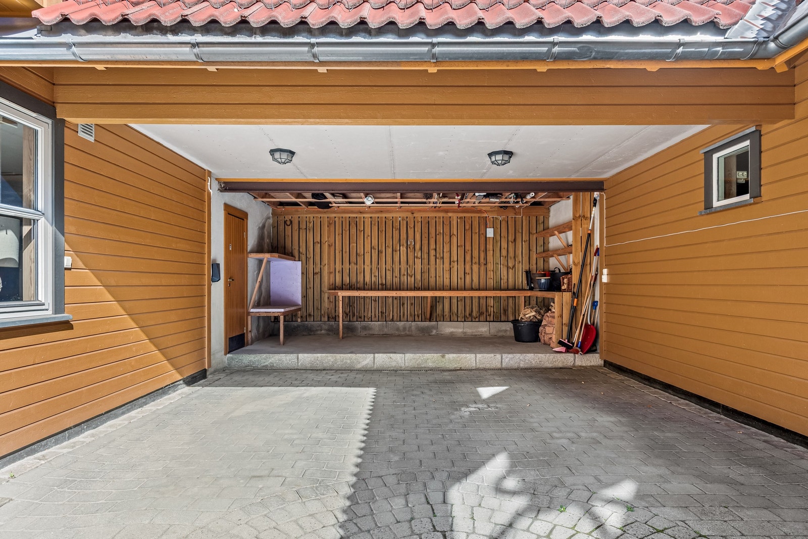 Forøvrig godt med plass til parkering på egen gårdsplass, samt gateparkering etter områdets bestemmelser. Galleribilde