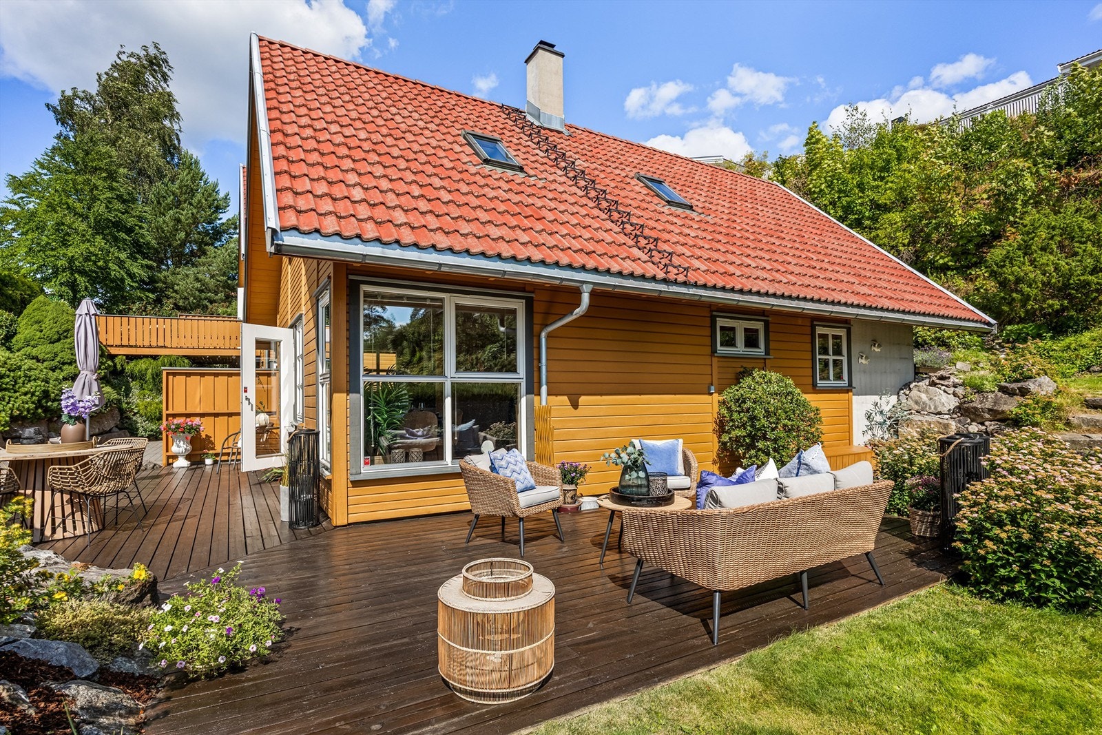 Velkommen til Tvedts vei 7 - Familievennlig enebolig i kjede, med mye potensiale, fantastisk uteplass og hage med gode solforhold. Galleribilde