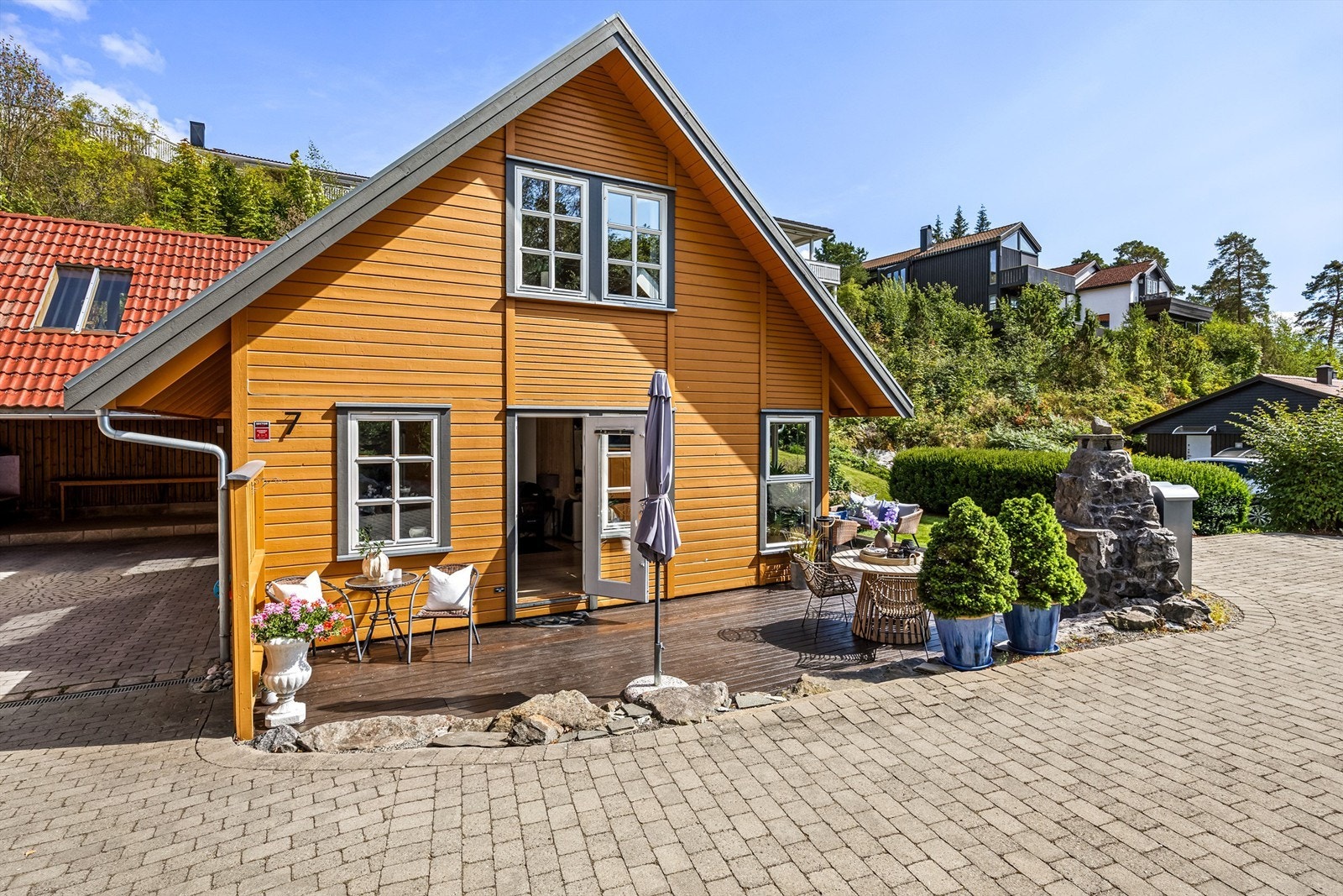Familievennlig enebolig i kjede, med mye potensiale, fantastisk uteplass og hage med gode solforhold. Galleribilde