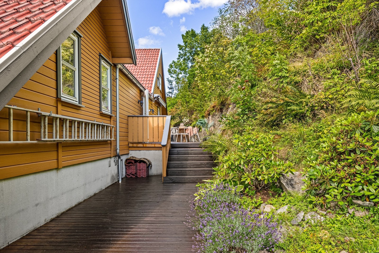 På østsiden av huset har du en usjenerte terrasser på 13 kvm. Galleribilde