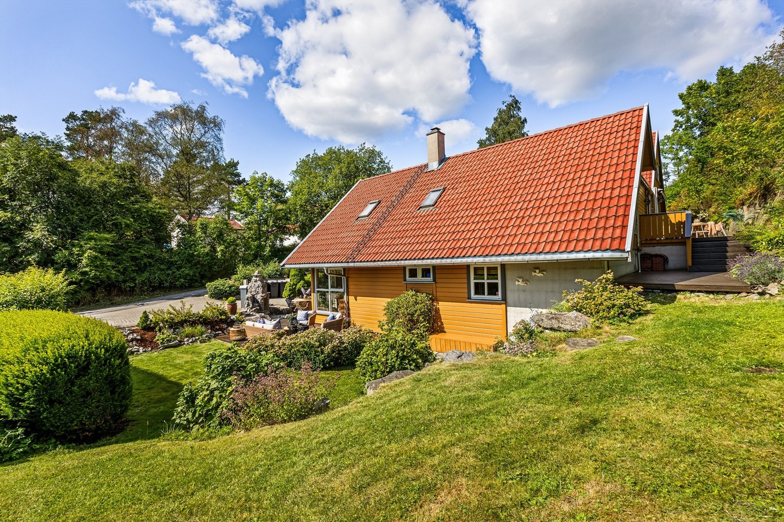 Hagen er pent opparbeidet i flere nivåer og delvis naturtomt. Galleribilde
