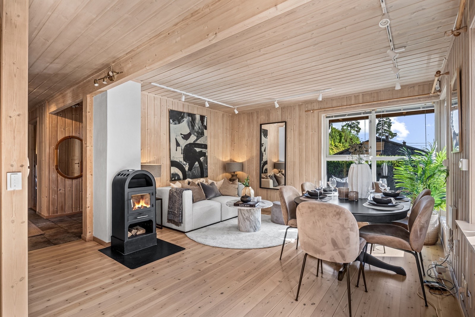 Romslig stue med flere innredningsmuligheter. Her har man god plass til sofa, bord, tv og tilhørende stue møblement. Galleribilde