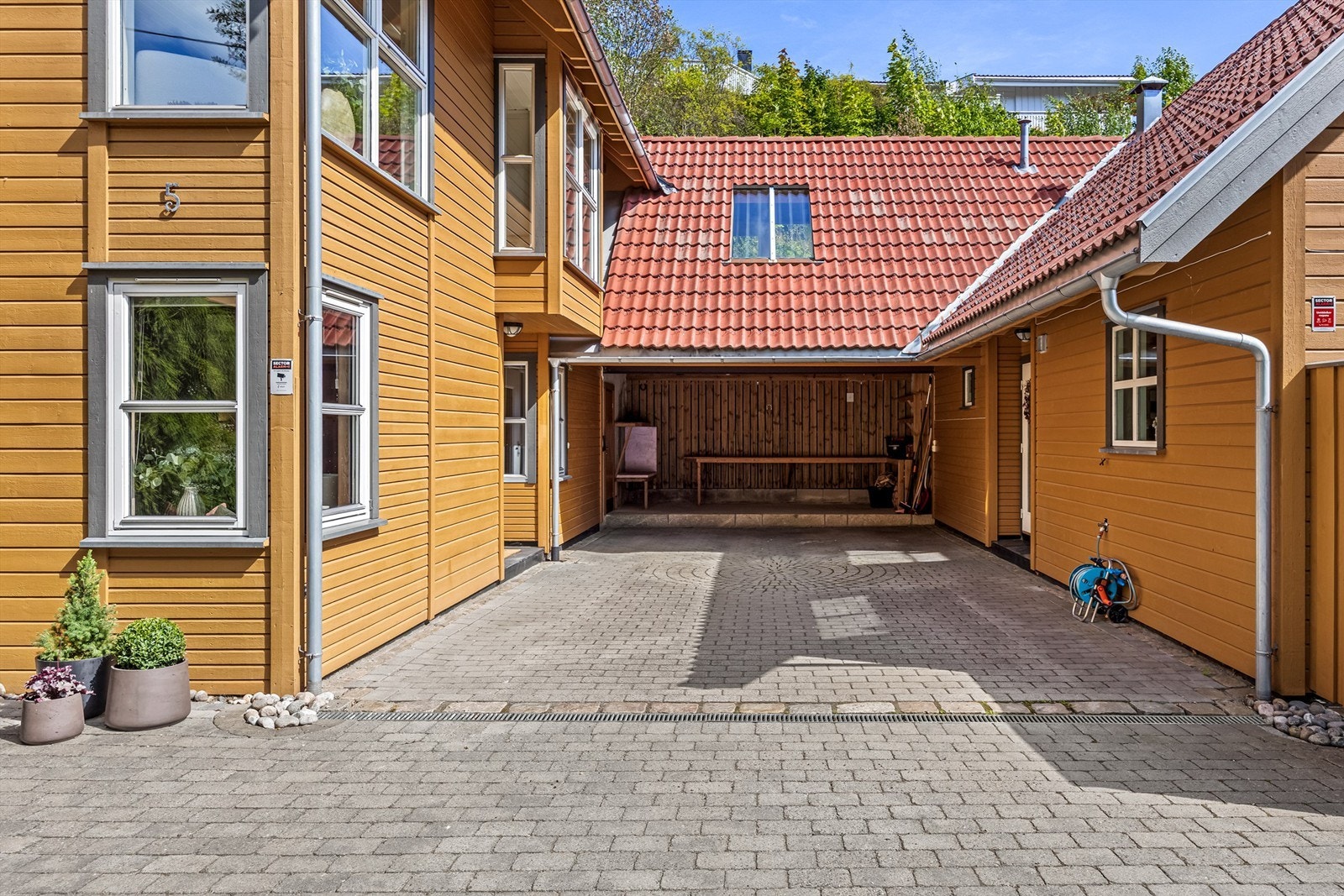 Boligen disponerer en biloppstillingsplass i felles carport. Galleribilde