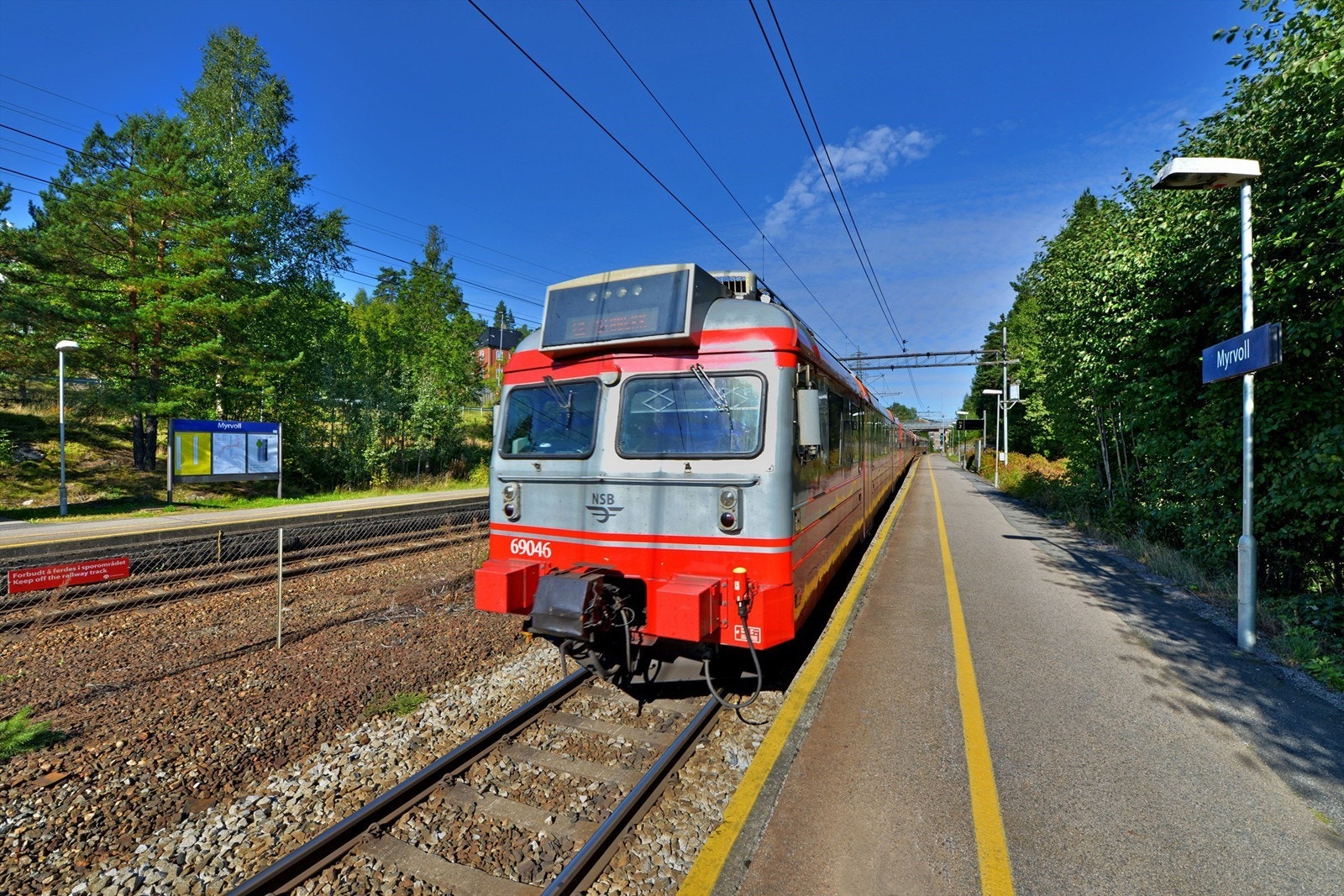 Nær Myrvoll togstasjon - hyppige avganger til bl.a. Oslo, toget går 4 ganger i timen store deler av dagen på hverdager - ca 23 min til Oslo S Galleribilde