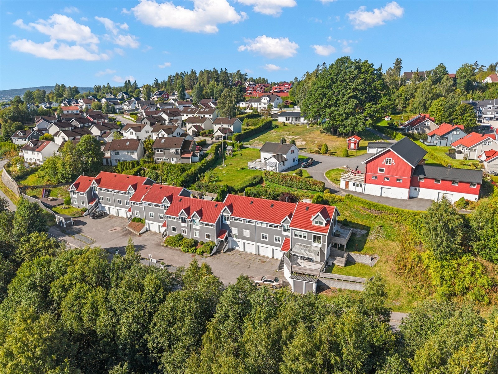 Fra eiendommen er det kort vei til flotte turmuligheter i Tæruddalen samt gangavstand til skole og barnehager. Galleribilde
