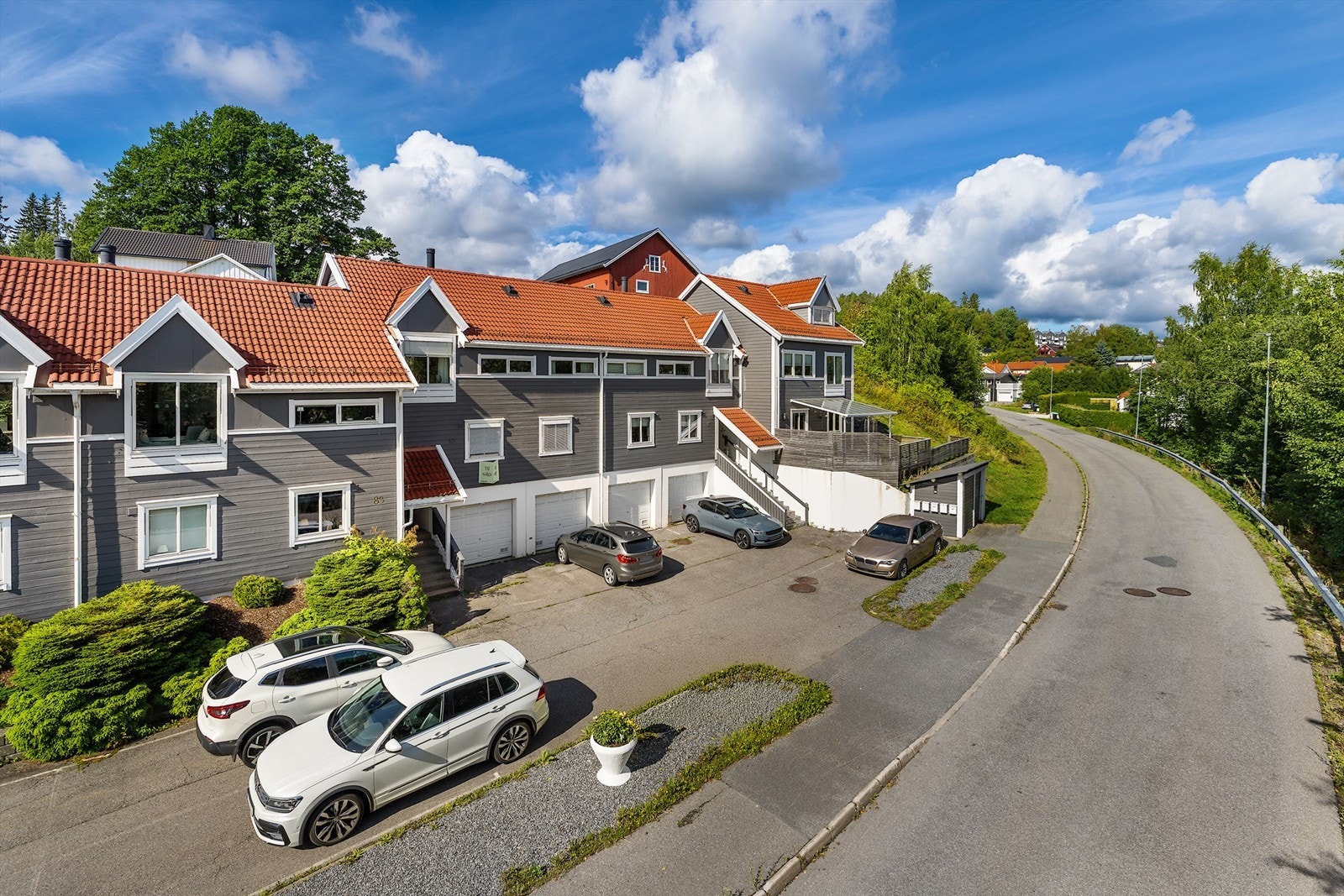 Sameiet har felles gjesteparkering foran rekken. Galleribilde