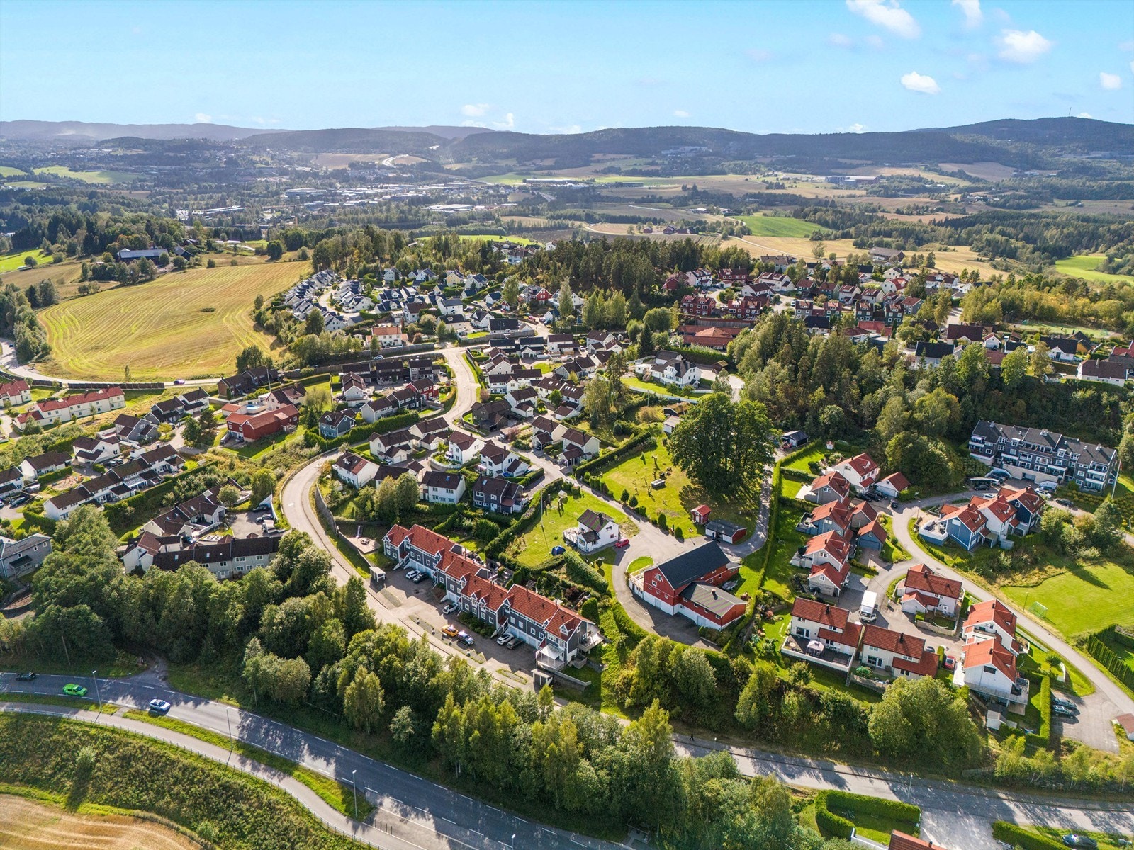 Innholdsrikt rekkehus over tre plan med garasje, beliggende i et rolig og familievennlig område på Brånås. Kun noen få minutters gange til bussholdeplass. Galleribilde