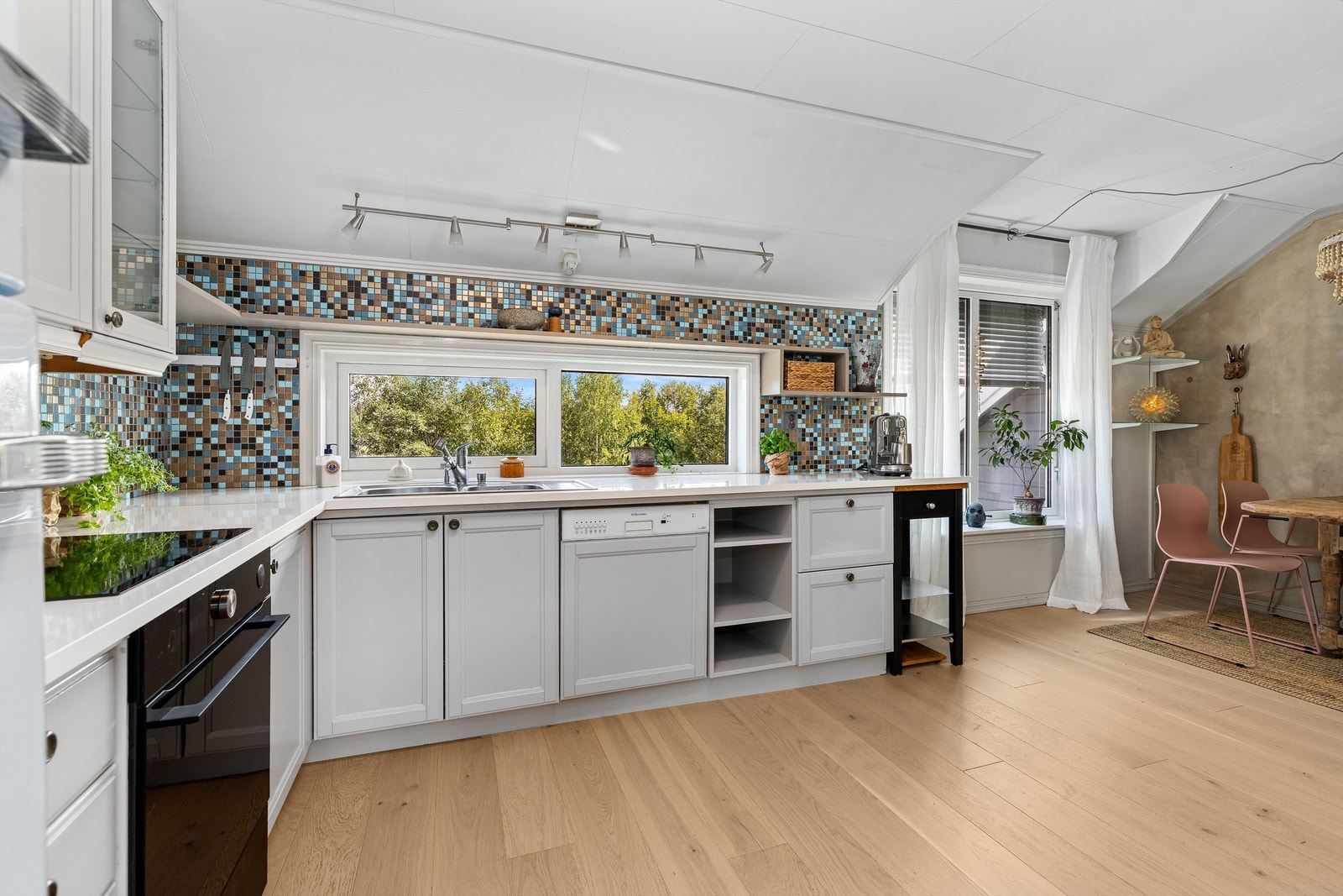 Laminert benkeplate med mosaikkfliser over. Galleribilde