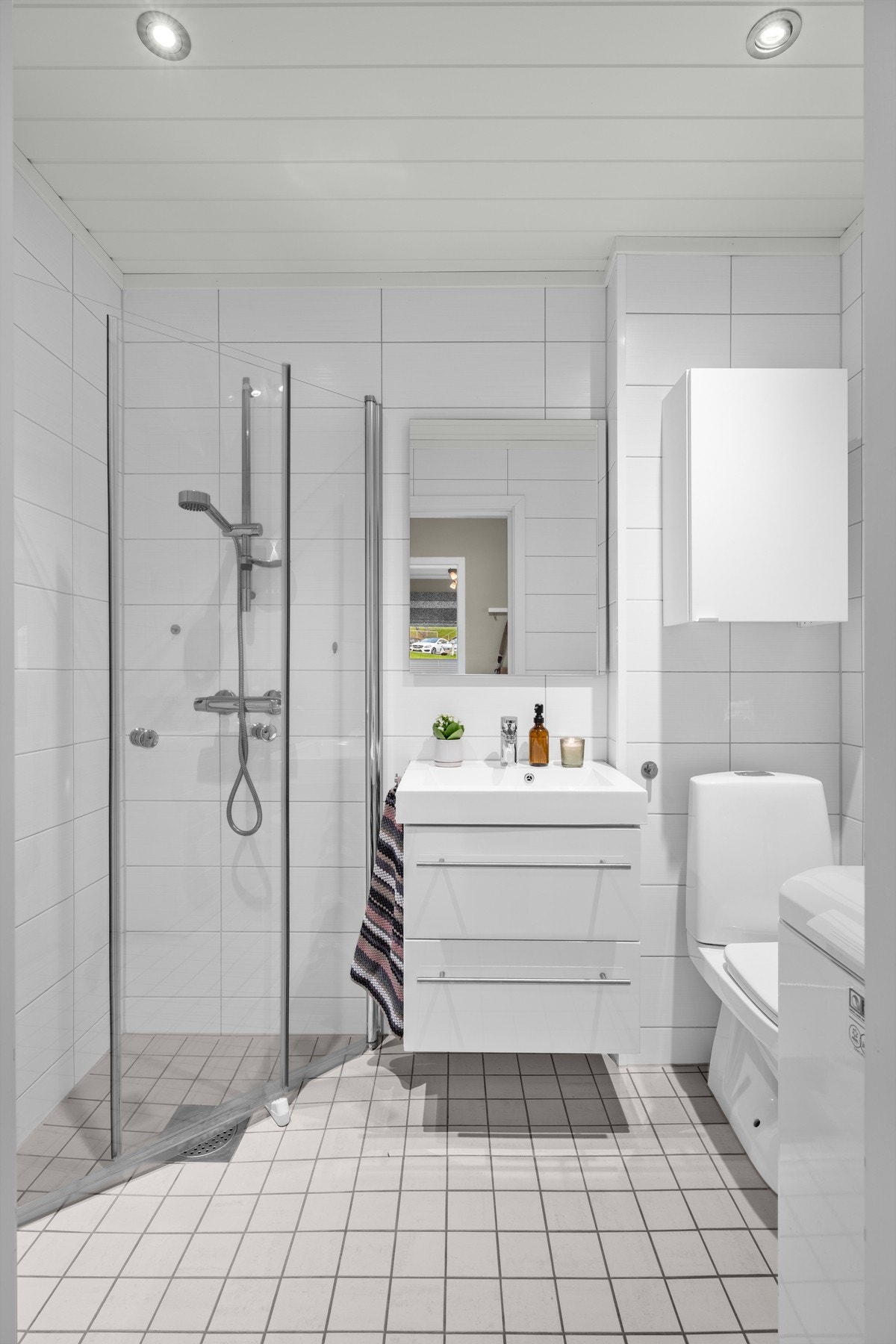 Leiligheten har et lyst og tidløst bad fra 2012/13 med gulvvarme og downlights. Det ble gjennomført innvendig rehabilitering av avløpsrør (strømpetrekning) i regi av brl. i 2014-2017. Galleribilde