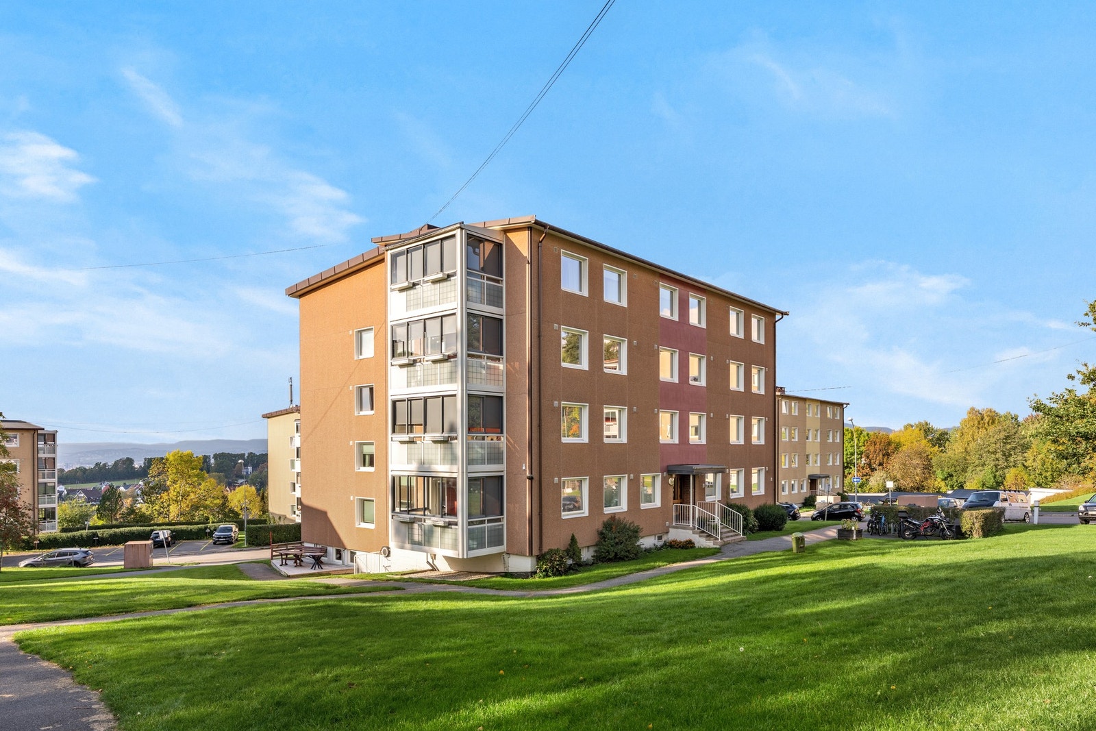Leiligheten ligger fint plassert i byggets første etasje med enkel tilkomst til leiligheten - kun noen få trappetrinn ved hovedinngangen. Galleribilde