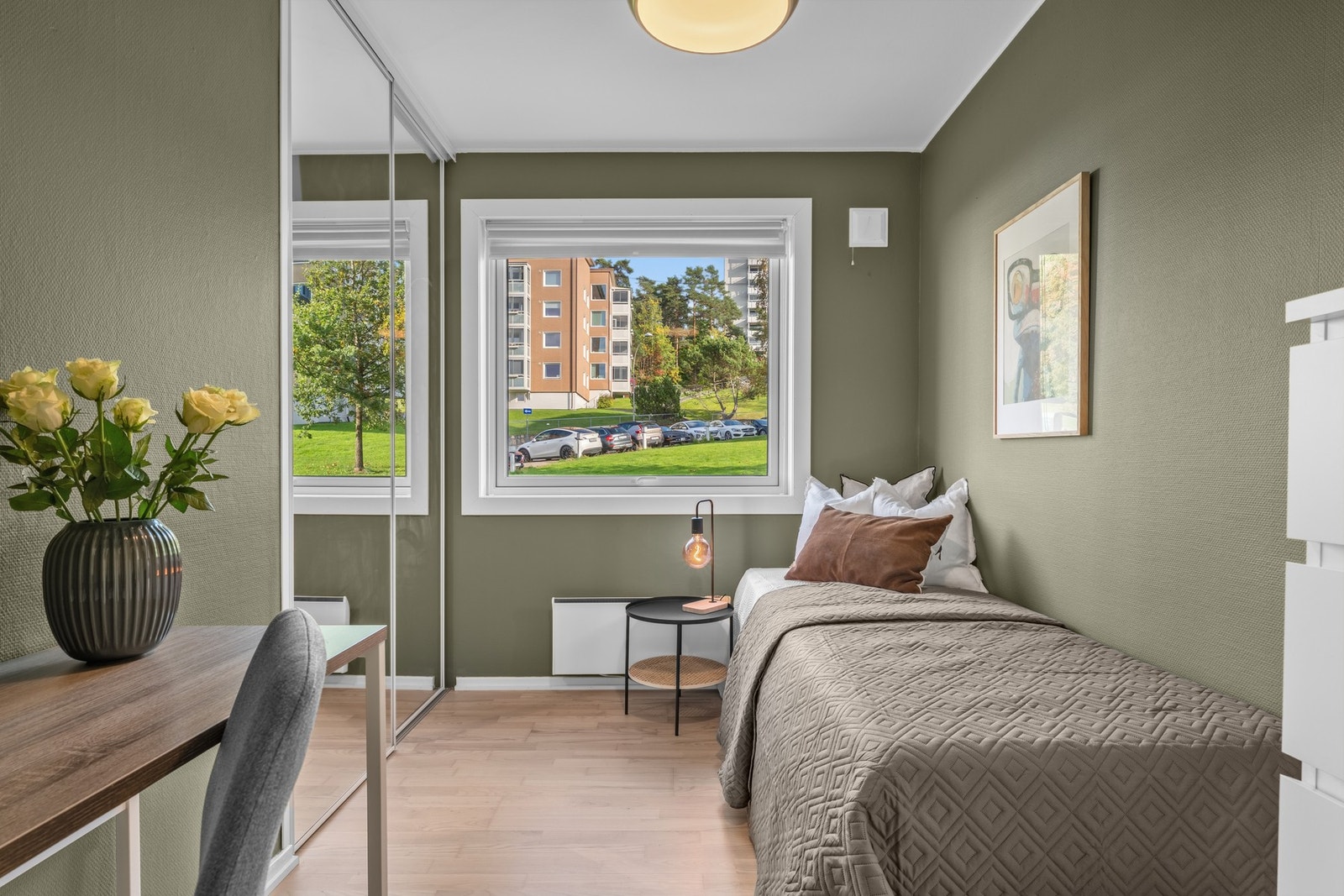 Soverom II er også av fin størrelse og har skyvedørsgarderobe med speilfronter. Galleribilde