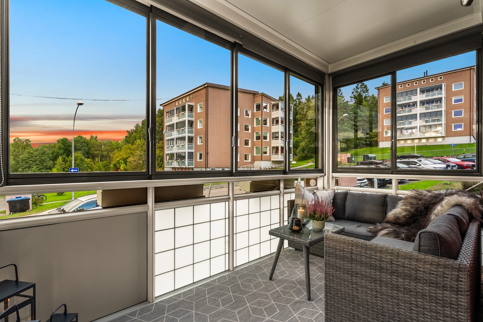 God plass til å innrede med ønsket møblement og innglassingen kan skyves til side slik at sol og luft slippes inn. Galleribilde