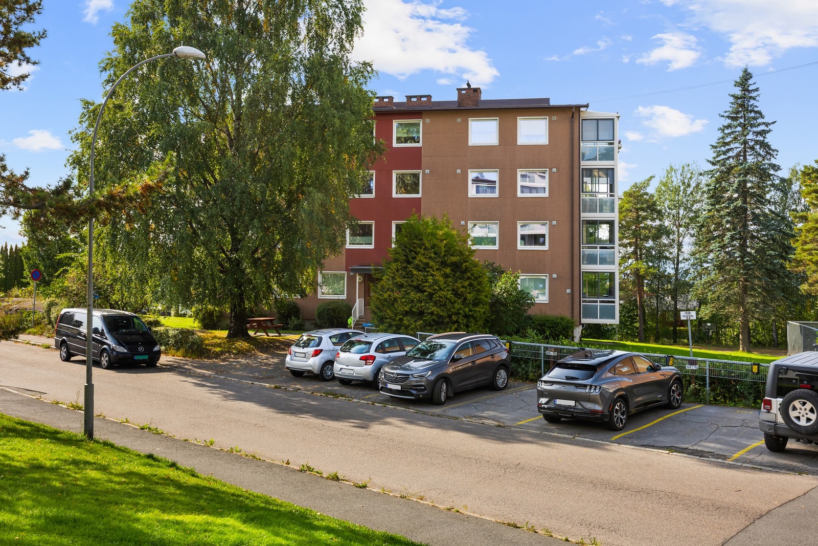 Borettslaget har to garasjeanlegg med totalt 73 garasjer og 148 parkeringsplasser for utleie til borettshaverne, plassene leies ut etter venteliste og ansiennitet. Galleribilde