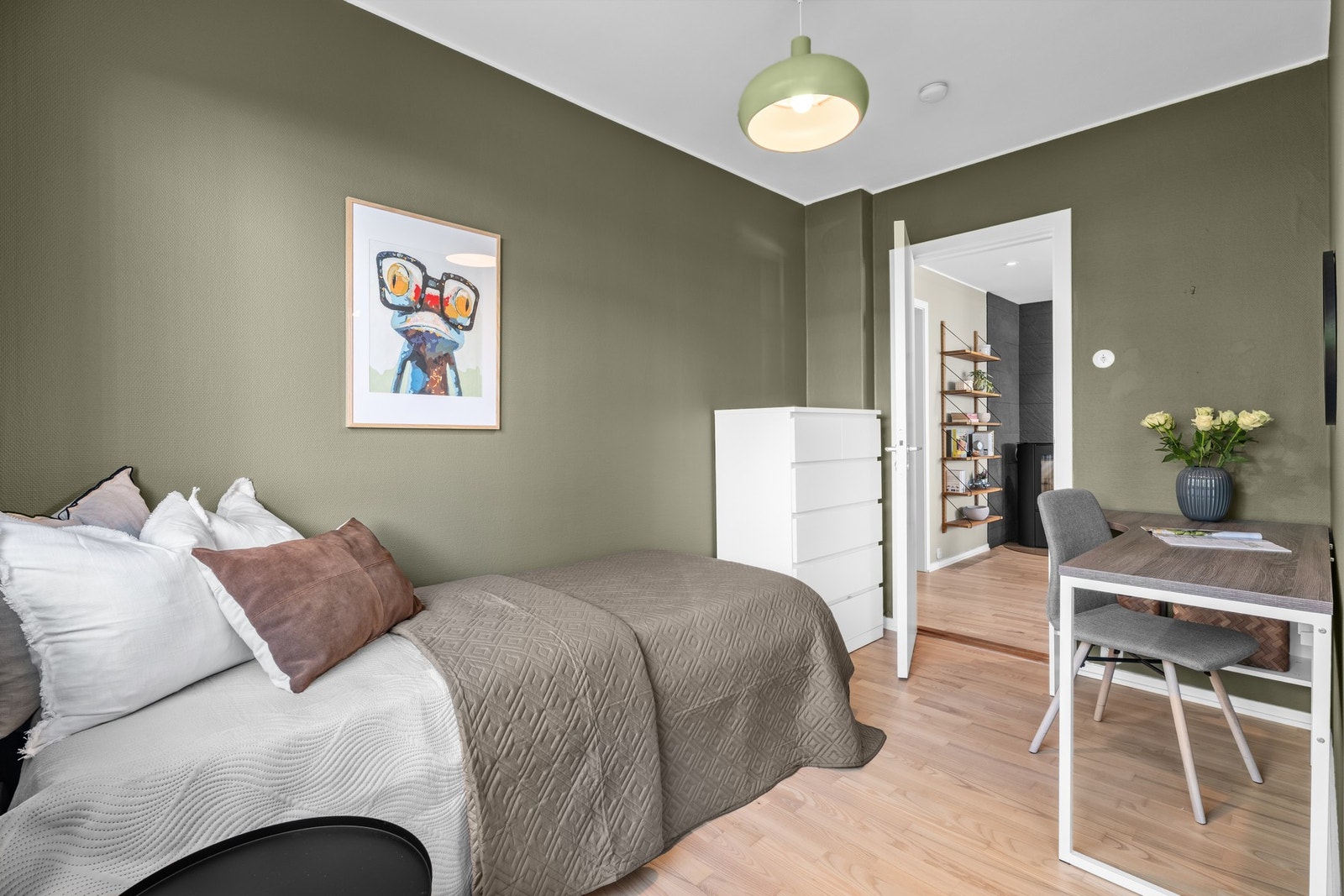 Rommet har fin plass til å innredes med seng og kontorpult. Galleribilde