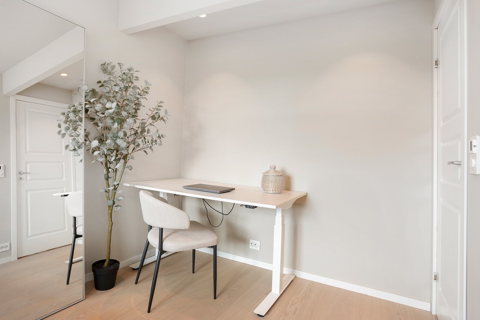 Soverom nr. 2 har god plass til kontor pult eller et garderobeskap. Galleribilde