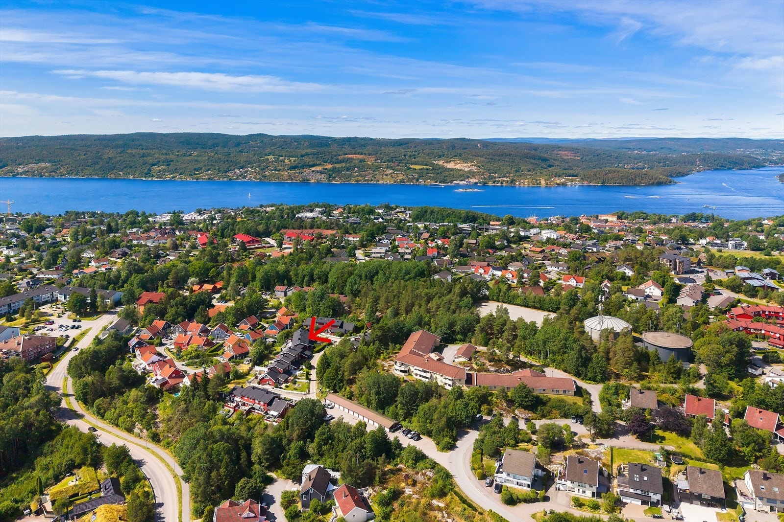 Boligen ligger i et attraktivt område med nærhet til vakker natur. Galleribilde
