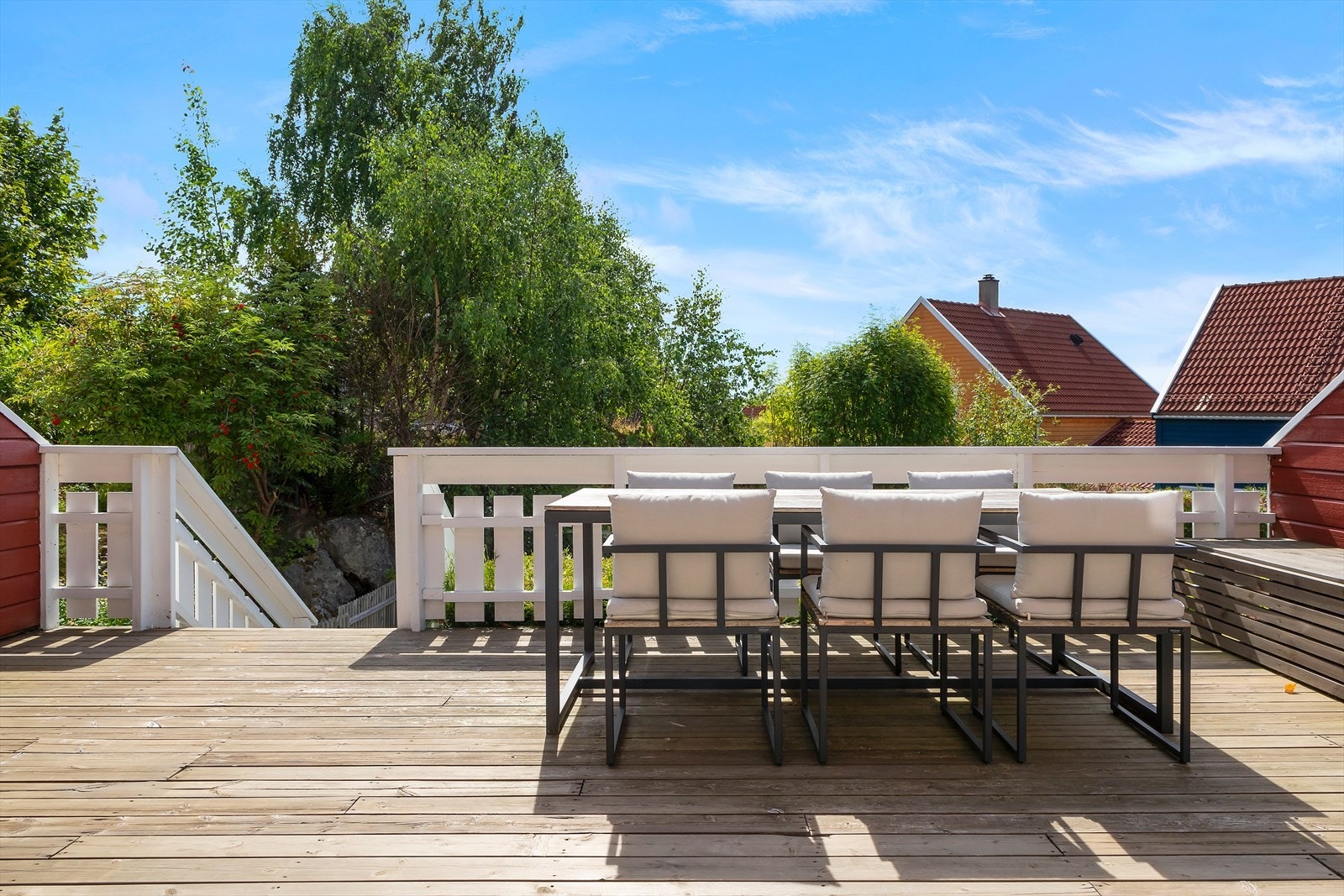 Terrassen har en størrelse på ca. 30 m² med plass til både sittegruppe og spisebord. Galleribilde