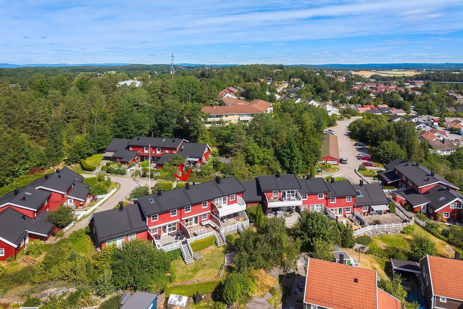Rekkehuset ligger i et rolig og grønt bomiljø med nærhet til rekreasjonsområder. Galleribilde