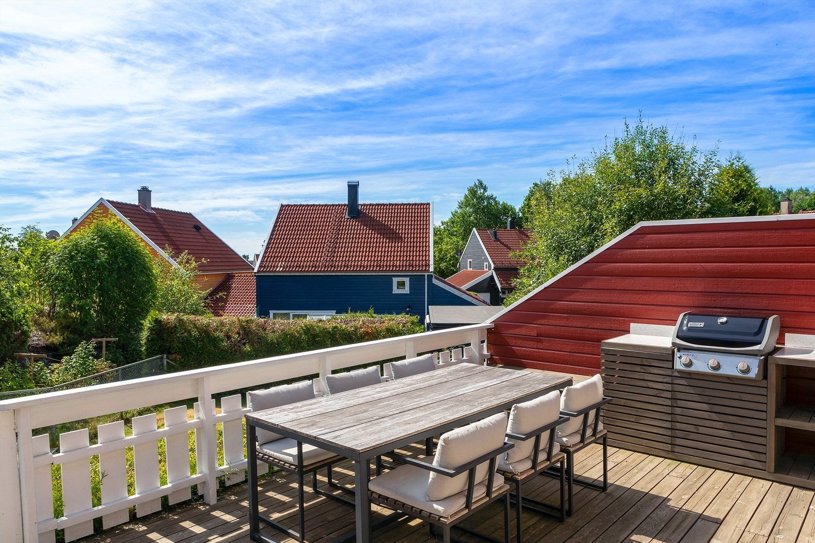 Terrassen har gode solforhold og er godt tilrettelagt for både matlaging og hyggelige måltider utendørs. Galleribilde