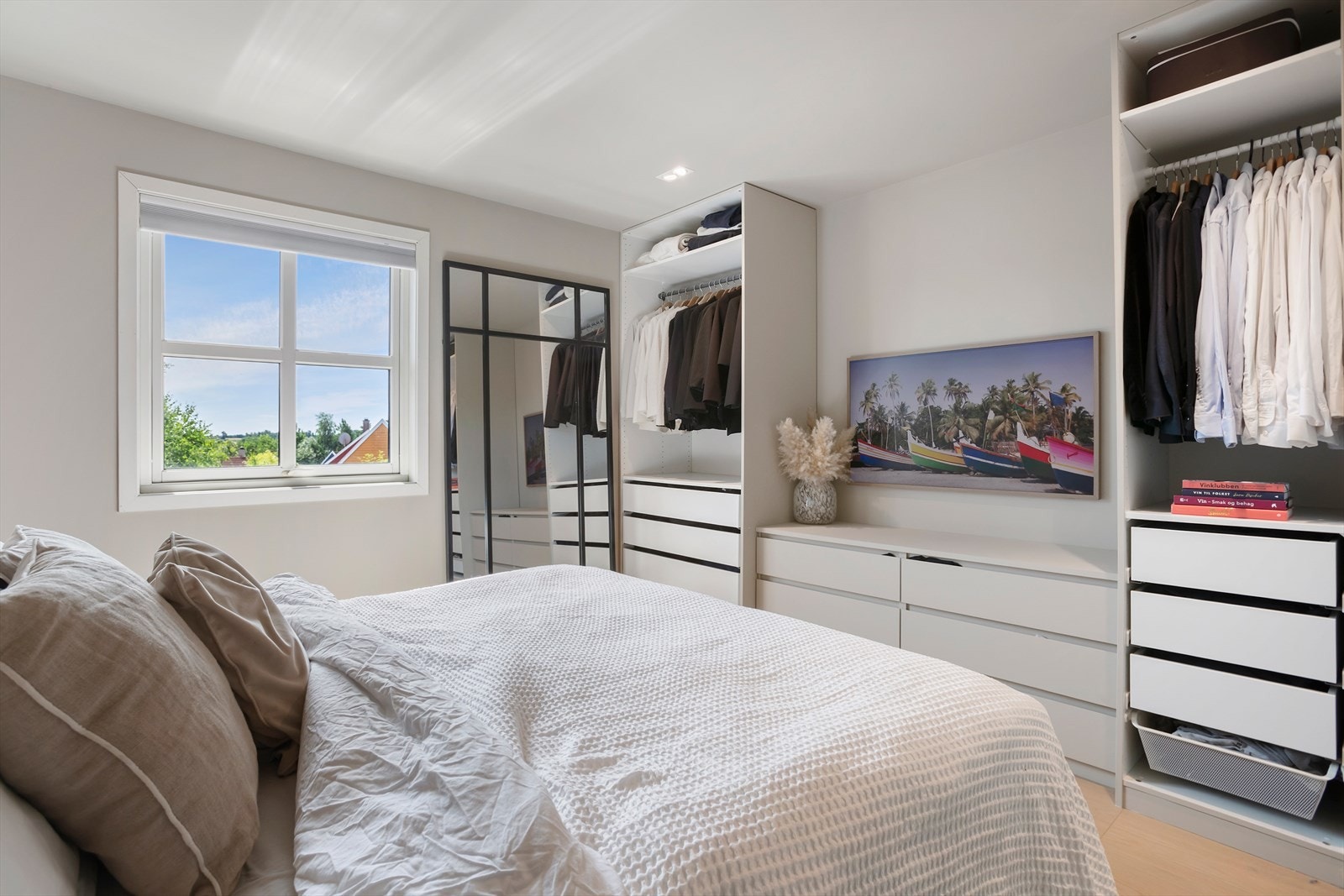 Garderobeløsningen gir rikelig med oppbevaringsplass på soverommet. Galleribilde