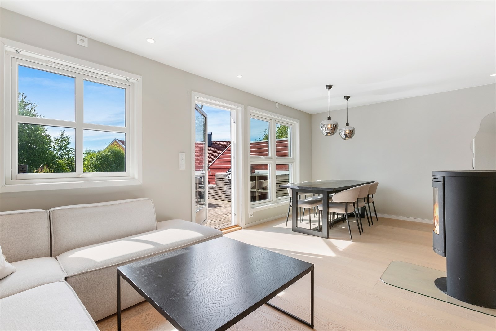 Utgang fra stuen til en romslig terrasse gjør det enkelt å kombinere inne og uteliv. Galleribilde