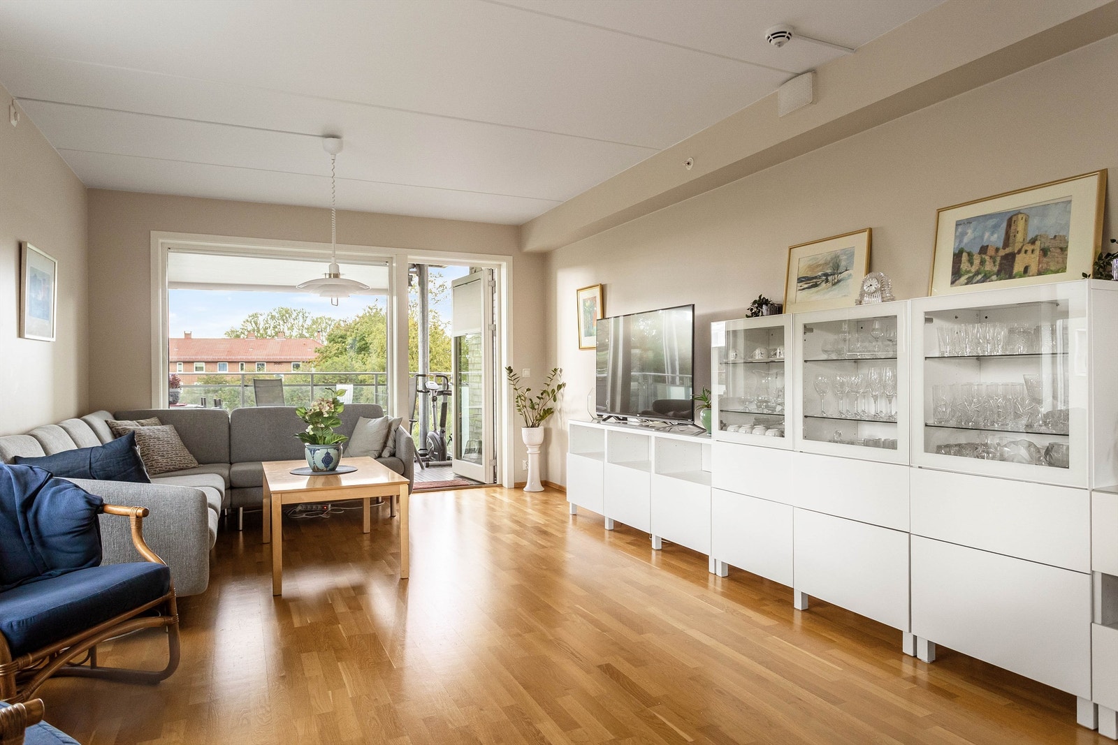 Simen Istre Grevskott v/Krogsveen Hasle har gleden av å presentere Etterstadsletta 45B! En lys og innbydende 4-roms hjørneleilighet med en gjennomført planløsning og en luftig atmosfære. Foto: Henrik Eriksen, Fotostallen. Galleribilde
