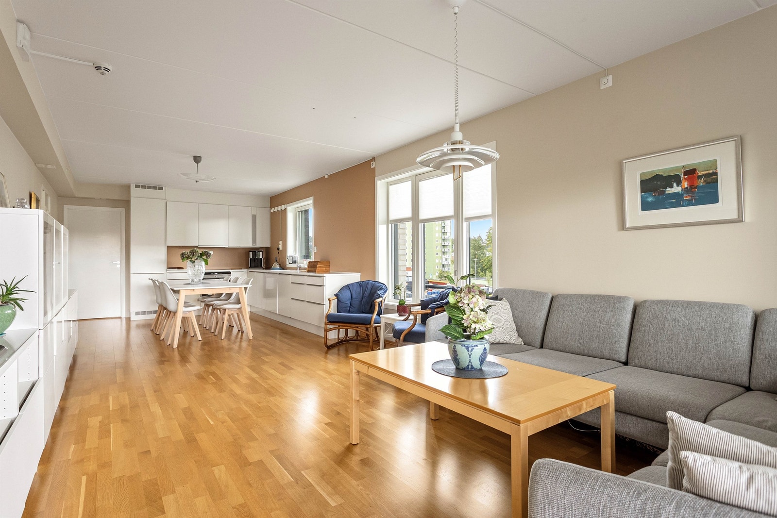 Videre inn igjen møtes vi av det romslige og lyse oppholdsrommet, hvor kjøkken, spiseplass og stue er samlet i en åpen og sosial løsning. Galleribilde