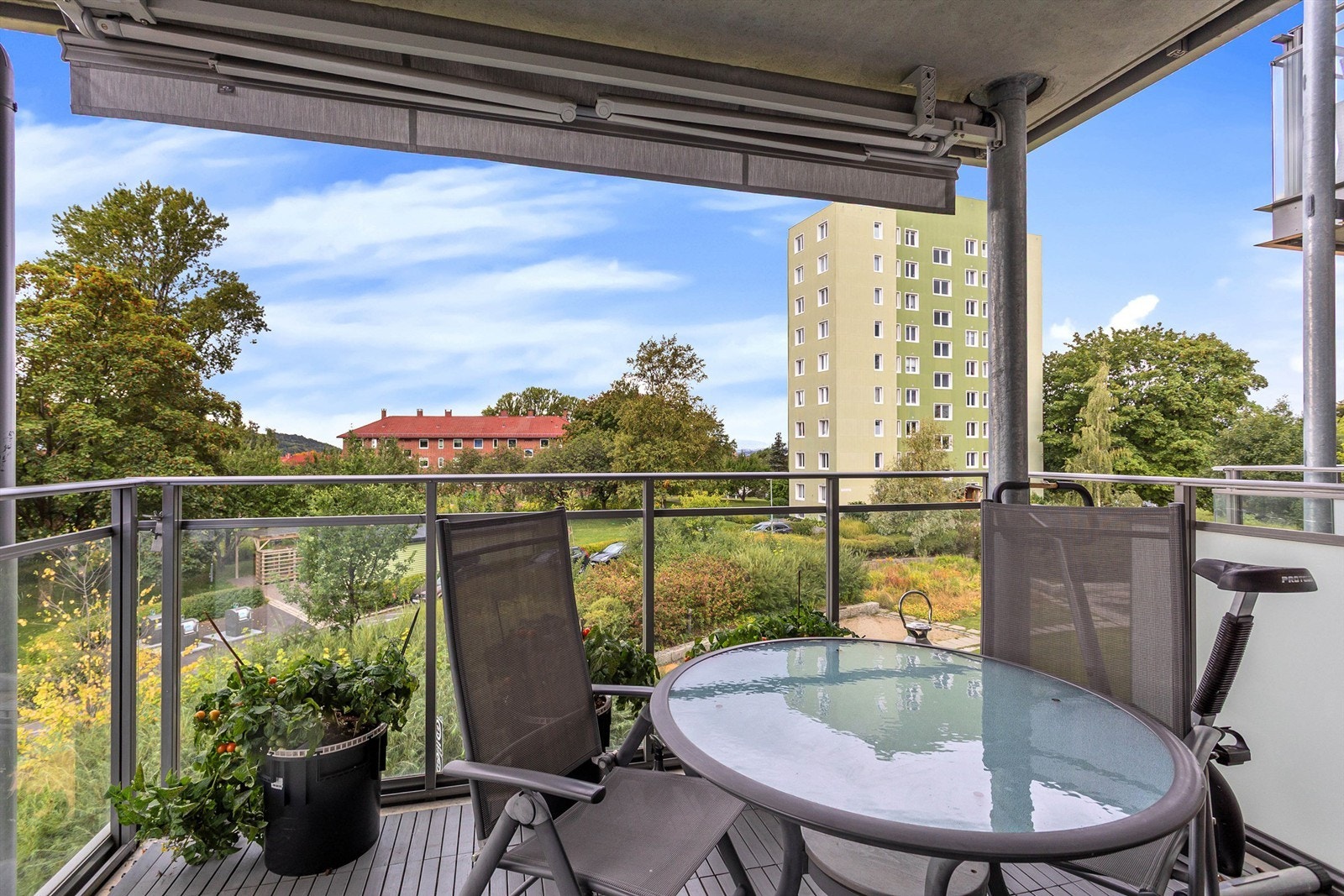 Sydvestvendt balkong på ca. 10 m² med hyggelig utsyn over grønne omgivelser og nærområdet. En fin forlengelse av boligens oppholdsrom og perfekt for lange sommerdager. Galleribilde