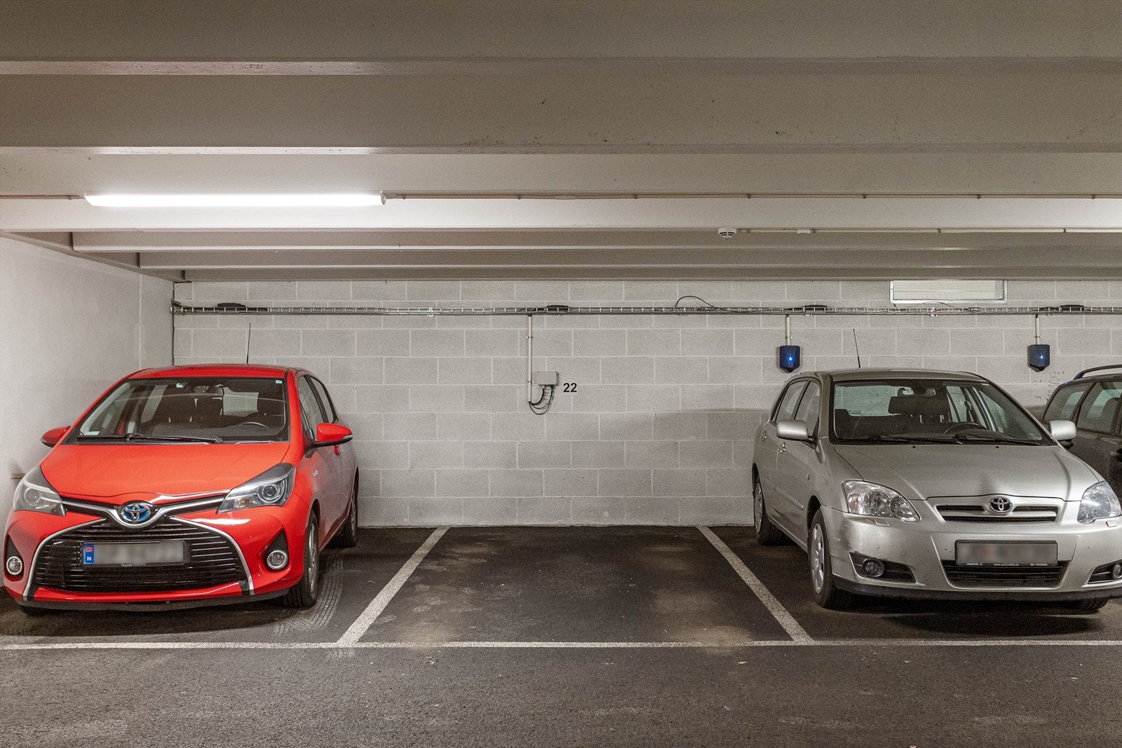 Fast parkeringsplass i felles garasjeanlegg i byggets underetasje, med enkel adkomst via heis. Galleribilde
